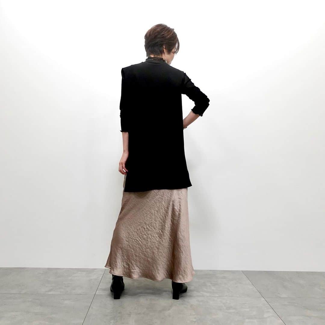 イェッカヴェッカさんのインスタグラム写真 - (イェッカヴェッカInstagram)「🍁 シアートップスに軽い着心地のVネックニットを重ねて、 サテン生地のマーメイドシルエットが素敵なスカートを合わせました。  ◻︎Vネックニットベスト　¥6,990 in tax 　No.7C33L2C0300 　Black / Camel / Burgundy  #yeccavecca #イェッカヴェッカ #stripeclub #fashion #ファッション #2023autumn #2023aw #ニットベスト #マーメイドスカート  #秋コーデ  #シンプルコーデ #女子会コーデ stripe_intl」8月30日 19時43分 - yeccavecca