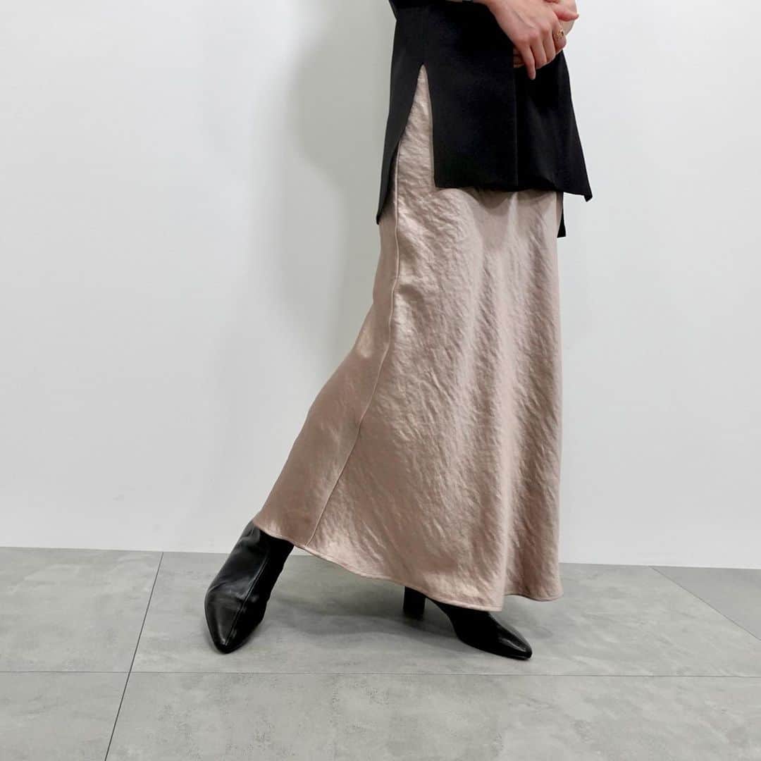 イェッカヴェッカさんのインスタグラム写真 - (イェッカヴェッカInstagram)「🍁 シアートップスに軽い着心地のVネックニットを重ねて、 サテン生地のマーメイドシルエットが素敵なスカートを合わせました。  ◻︎Vネックニットベスト　¥6,990 in tax 　No.7C33L2C0300 　Black / Camel / Burgundy  #yeccavecca #イェッカヴェッカ #stripeclub #fashion #ファッション #2023autumn #2023aw #ニットベスト #マーメイドスカート  #秋コーデ  #シンプルコーデ #女子会コーデ stripe_intl」8月30日 19時43分 - yeccavecca