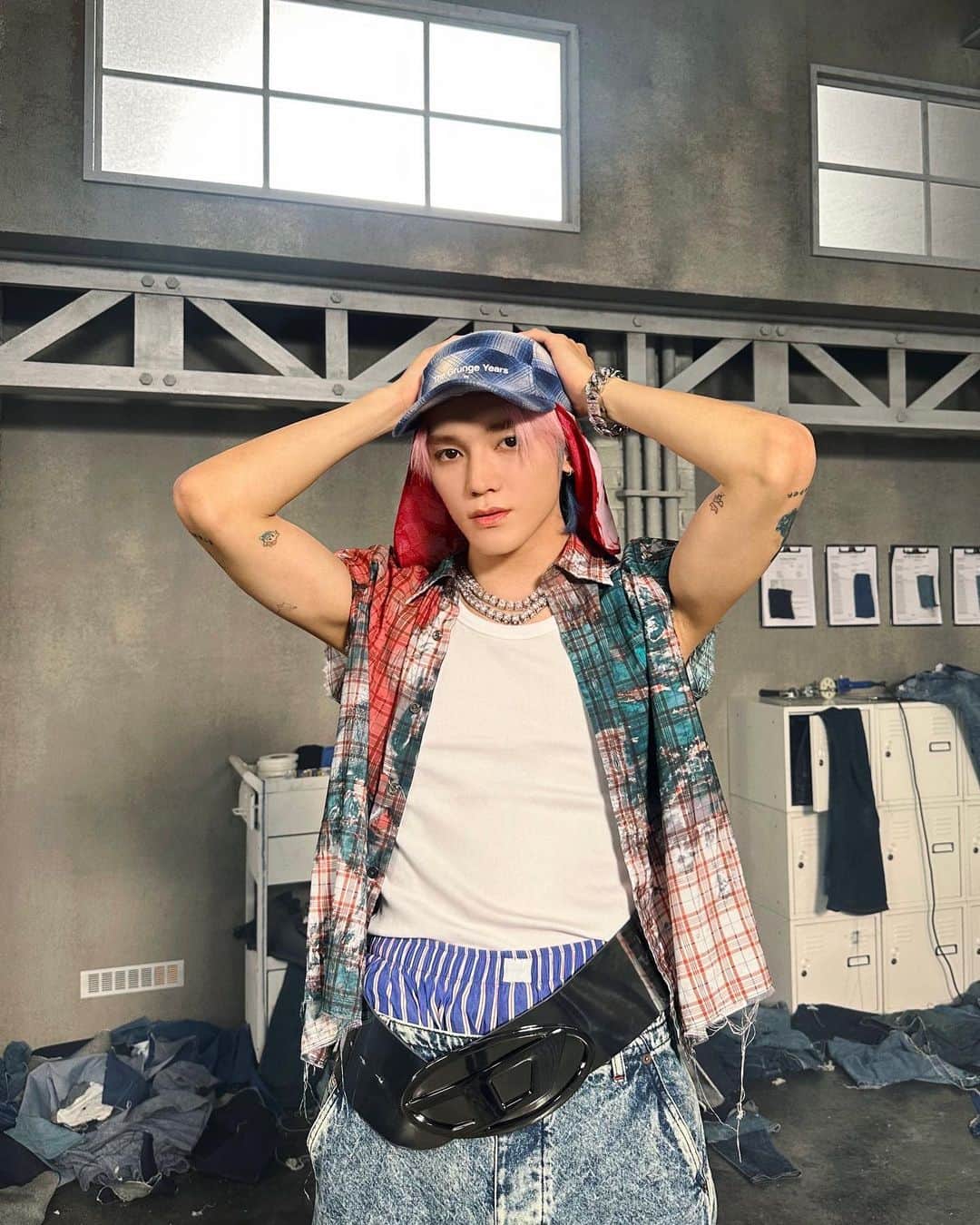 NCTさんのインスタグラム写真 - (NCTInstagram)「🌹💙☁️  #TAEYONG #NCT #NCTU #BaggyJeans #NCTU_BaggyJeans #GoldenAge #NCT_GoldenAge #NCT127 #NCTDREAM #WayV #NCT_DOJAEJUNG」8月30日 19時45分 - nct
