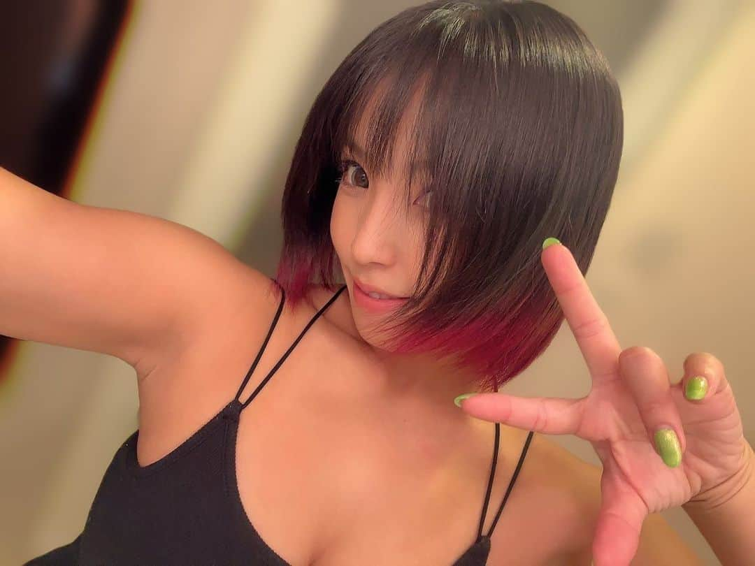 白川未奈のインスタグラム：「今日は内緒の撮影ー！！！ ニューヘアカラーで🩶🩷 アッシュ✖️ピンクの #デザインカラー   #prowrestling #beauty #hair  #ヘアカラー #袖カラー #ピンク #アッシュグレー」