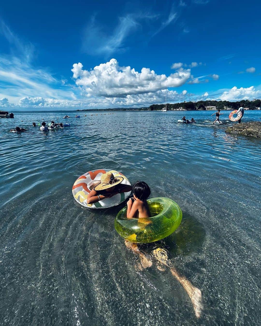 佐々木志織のインスタグラム：「🩵 .  この日もすごい綺麗な海だった🛟  今年は浮き輪買ったんだけど、空気入れるのも抜くのも頭くらくらしちゃうから来年はエア入れ買おう😵‍💫  .  #三浦#三浦海岸#横堀#海水浴」