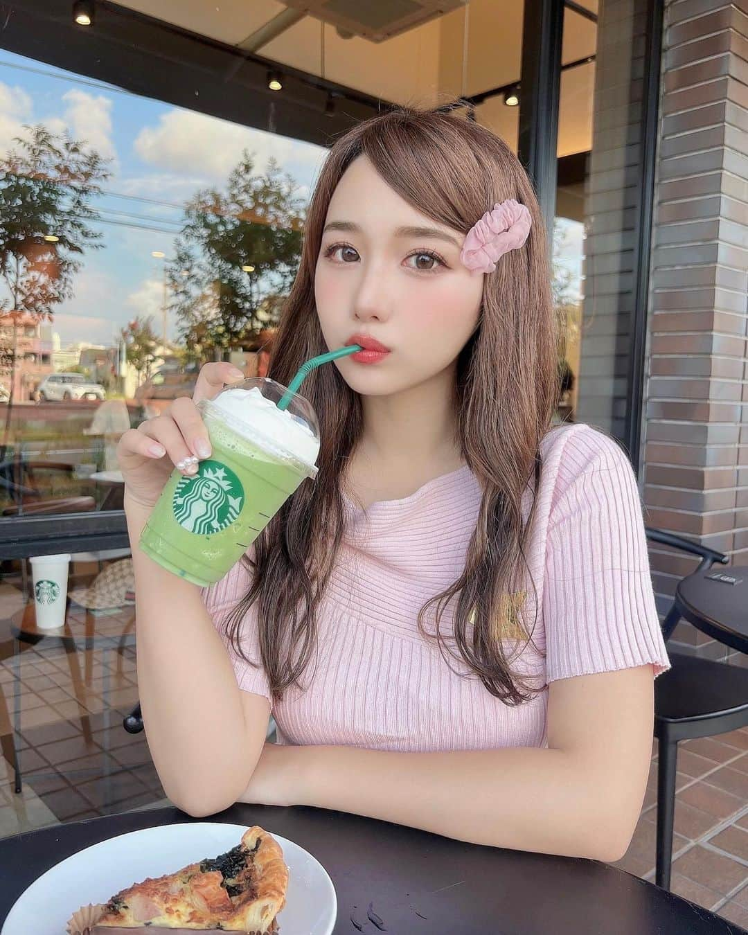 加藤里奈さんのインスタグラム写真 - (加藤里奈Instagram)「⋆  近所のスタバでゆったり☕️🫧  この日つけてるカラコンは、 Chu's meから発売された新色なんです💗  ❝GLOSS BROWN❞と❝TEAR OLIVE❞ 2種類あって、 1枚目はGLOSS BROWN、 最後の写真はTEAR OLVEをつけてます👀🤎  ナチュラルに光を取り込んでくれるので 自然で立体的な目元になるのがおすすめポイント🫡⭐️  水光デザインも自然なので ナチュ盛りカラコンが好きな方にはぴったりです🥹　  𓏸GLOSS BROWN 瞳に光が差し込んだようにきらめく、水光ブラウン 𓏸TEAR OLIVE 儚く涙目のような瞳を演出する、水光オリーブ  PR @chusme_official #chusme #モテカラコン #水光レンズ #水光カラコン #韓国風カラコン #グロスブラウン #ティアーオリーブ #チューズミー」8月30日 19時49分 - katoco0326