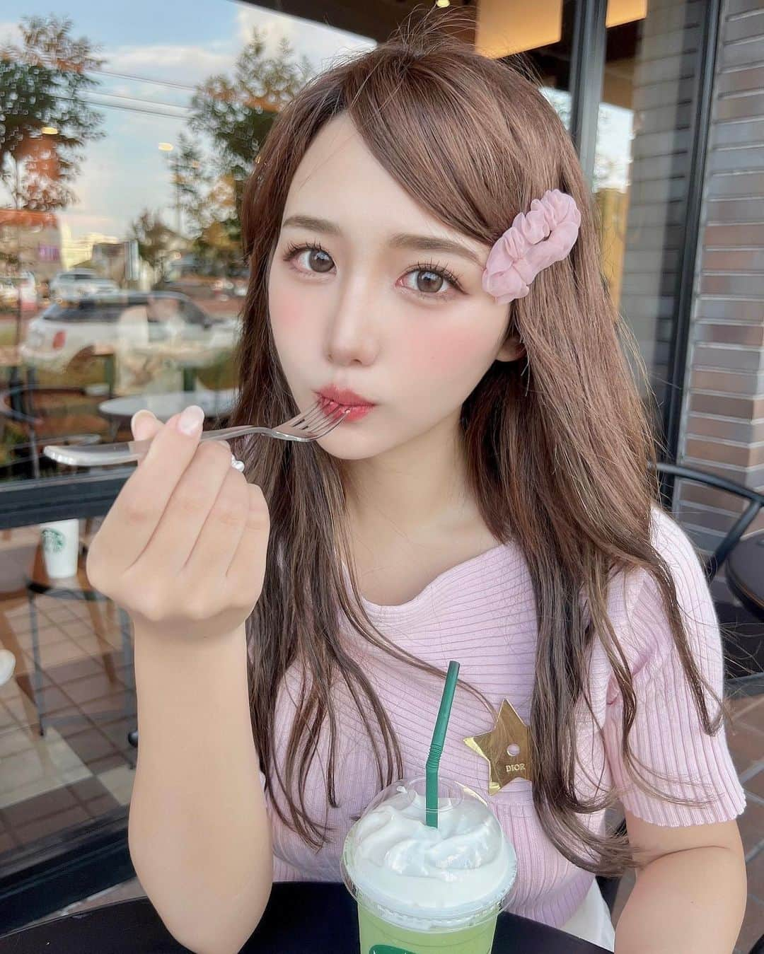 加藤里奈のインスタグラム：「⋆  近所のスタバでゆったり☕️🫧  この日つけてるカラコンは、 Chu's meから発売された新色なんです💗  ❝GLOSS BROWN❞と❝TEAR OLIVE❞ 2種類あって、 1枚目はGLOSS BROWN、 最後の写真はTEAR OLVEをつけてます👀🤎  ナチュラルに光を取り込んでくれるので 自然で立体的な目元になるのがおすすめポイント🫡⭐️  水光デザインも自然なので ナチュ盛りカラコンが好きな方にはぴったりです🥹　  𓏸GLOSS BROWN 瞳に光が差し込んだようにきらめく、水光ブラウン 𓏸TEAR OLIVE 儚く涙目のような瞳を演出する、水光オリーブ  PR @chusme_official #chusme #モテカラコン #水光レンズ #水光カラコン #韓国風カラコン #グロスブラウン #ティアーオリーブ #チューズミー」