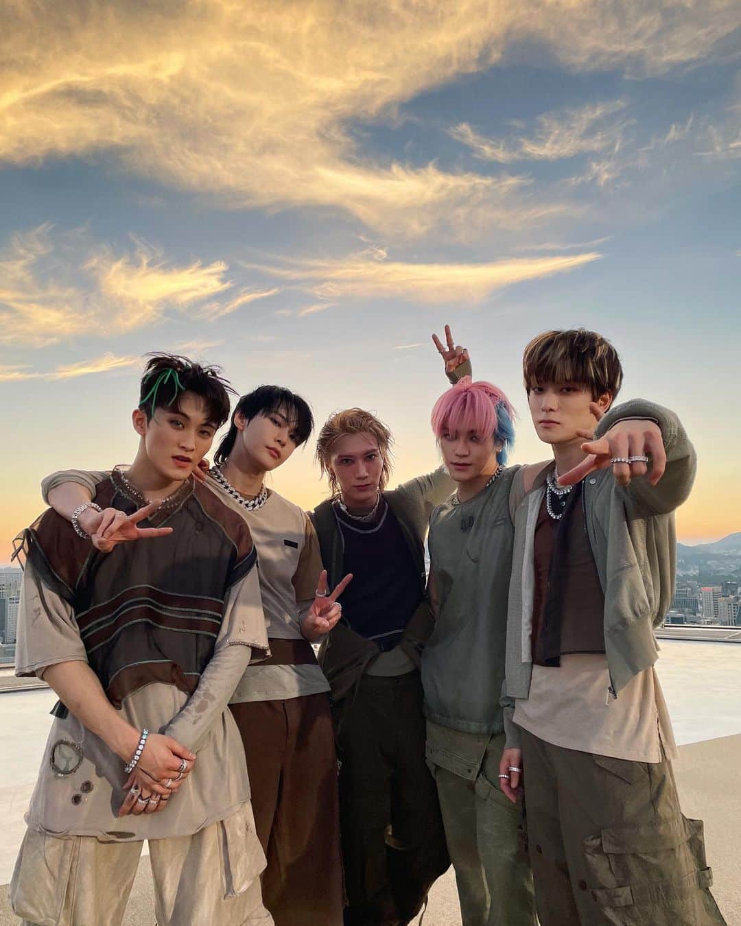 NCTさんのインスタグラム写真 - (NCTInstagram)「#BaggyJeans 🌇🧡  #NCT #NCTU #NCTU_BaggyJeans #GoldenAge #NCT_GoldenAge #NCT127 #NCTDREAM #WayV #NCT_DOJAEJUNG」8月30日 19時49分 - nct
