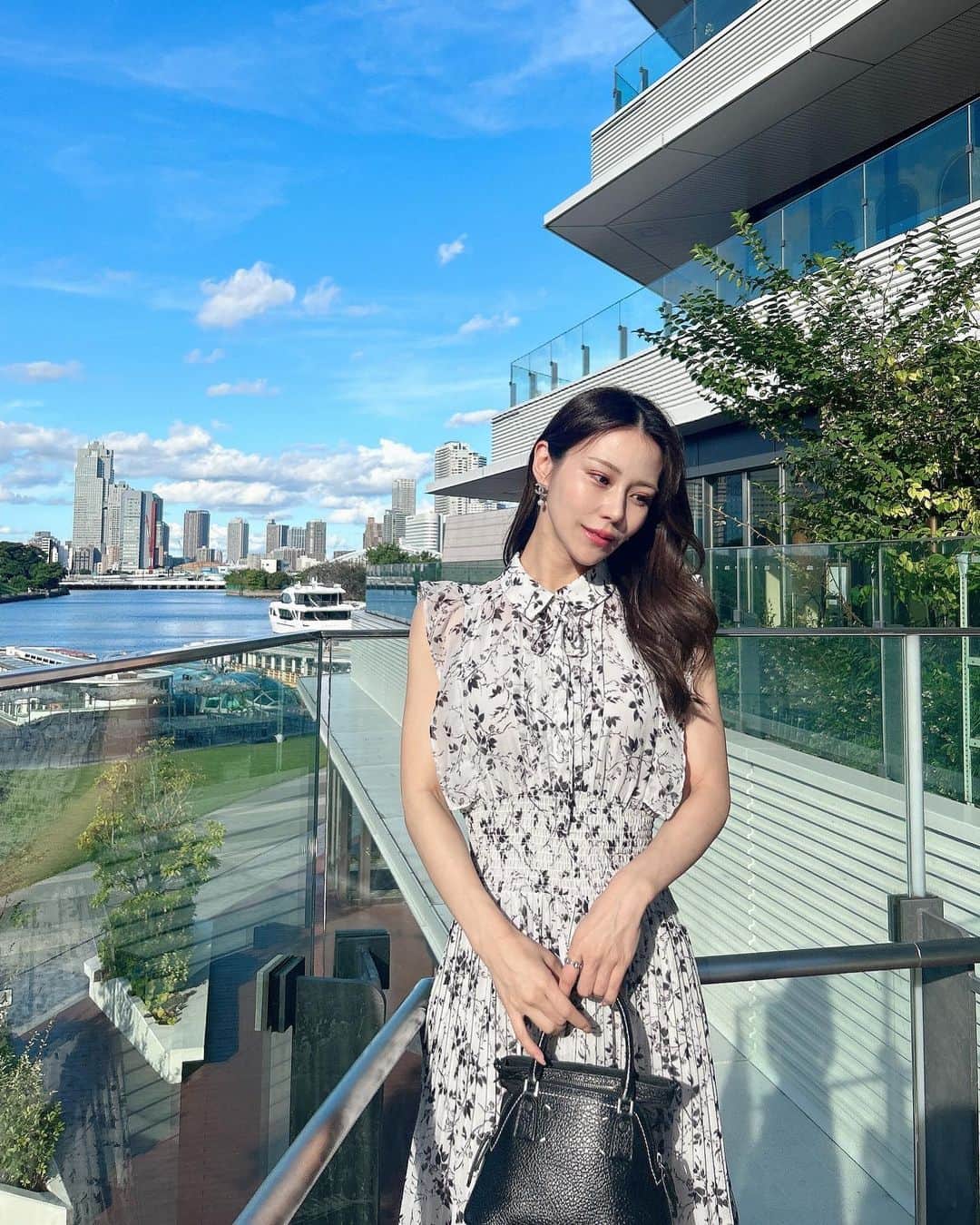 木佐友菜のインスタグラム：「テラス席でのランチ🍽 天気が良くて気持ちよかった〜！空綺麗すぎない？  最近また前髪流し始めた！やっぱりこっちの方が楽︎︎︎︎❤︎ ･ ･ 作品🌸 VR 木佐とも菜「Apartment Days!」2作品発売中  出演🌸 エロキン 第29話「ボッキハウス」U-NEXTにて配信中  ラジオ🌸 池袋FM 毎月第3土曜日 13:00~14:00「Saturday！ぐらどる三人衆〜バトンタッチ☆〜」   イチナナライブ 木佐とも菜  セクシー感強めのオフショはモデルズリンク(https://models.link/require_registration)にアップします💓 ぜひ登録して「木佐とも菜」入会よろしくお願い致します♡ ･  ･ #インスタグラビア #フォトジェニック #ファッション  #ootd  #gravure #被写体 #コスプレ #インスタ映え #instadaily  #グラビアアイドル #撮影 #性感  #セクシー #自拍 #コーデ  #ホカンス #sexy #韓国ヘア #オーシャンビュー #スタイル #sexyhot #ビジョビ  #夏コーデ #japanesegirl #ノースリーブ #pinupgirl #cosplay #셀카  #snidel  #大人女子」