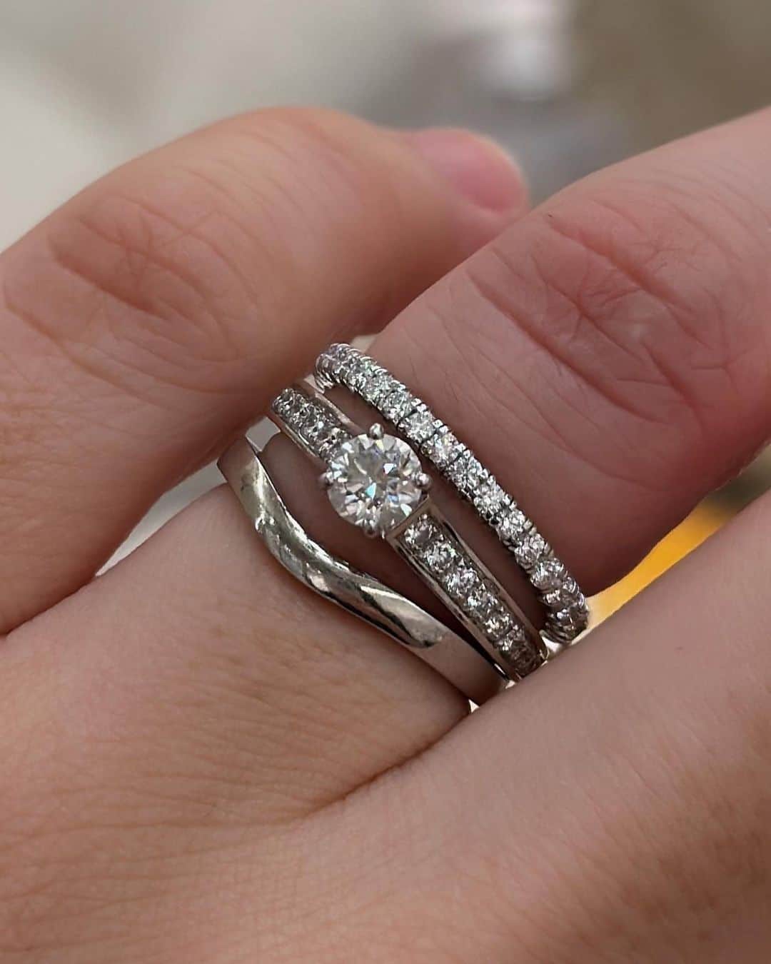 橋本奈実さんのインスタグラム写真 - (橋本奈実Instagram)「結婚10周年に、エタニティーリングが欲しいな…って結婚当初話していて、あっと言うまの10年。。。 夫が当時プレゼントしてくれた婚約指輪、結婚指輪と同じカルティエでお願いしました✨ 他のブランドも見たけど、やっぱり10年前にもらった婚約指輪と合わせるとぴったり‼️ 重ね付けしても、ダイヤモンド同士が影にならないように計算されつくされていて、うまくマリアージュし、品質もよく、やっぱりカルティエだなっと、決め手になりました✨ リングの内側には10anniversaryと刻んでもらいました💍 円の形に途切れることなく敷き詰められたダイヤモンド、エタニティリングは、「永遠（Eternity）」の愛のモチーフ💖 プロポーズされた時にしわしわのおばあちゃんになるまで一緒にいようと言われました。 私のそばで、一緒にしわしわのおじいちゃんになってね。 幸せな10周年を迎えられた事も、仕事を続けられている事も、すべてに感謝です。 皆さんいつもありがとうございます。 * #鈴婚式 (写真5枚目のワインが入ったオブジェは今日を記念した鈴。10年前のワインでお祝いしました🍷) #結婚10周年  #結婚記念日 #スイートテン #スイートテンダイヤモンド Vlogとったよ💖」8月30日 19時50分 - nami_ch