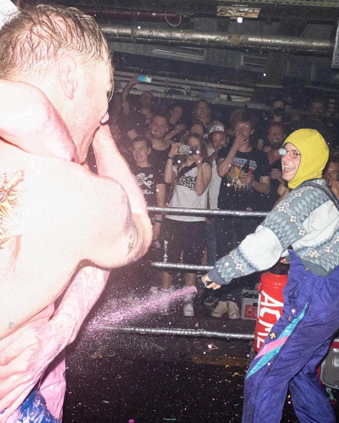 VICE Japanさんのインスタグラム写真 - (VICE JapanInstagram)「7月、写真家のティム・ブルーニングは〈Rock & Wrestling〉というアマチュアレスラーによる激ヤバショー会場に足を運んだ。20年年前から年に1回、ドイツ・ハンブルグ郊外のザンクト・パウリで開催されているイベントだ。  会場では地元のレスラーが、古き良き時代のロックンロールをBGMに試合を行う。対戦相手は事前に集まり試合の準備をする。お互い昔からの顔なじみであり、ファンも毎年同じ顔ぶれだ。もはや彼らにとって、恒例の地元行事である。  イベントは2日間にわたって行われる。ブルーニングが目撃した試合について聞いた。  記事詳細は @vicejapan プロフィールのリンクから  #vicejapan #vice #ヴァイスジャパン」8月30日 19時50分 - vicejapan