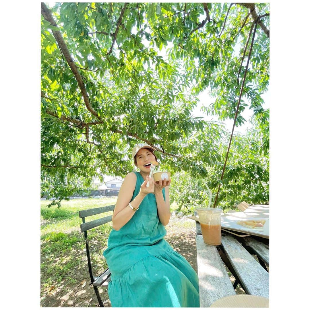 永島優美さんのインスタグラム写真 - (永島優美Instagram)「* 桃の木の下で桃をいただく幸せ🤤🍑 なんとも贅沢な時間でした🌳✨  桃ピザも初めて食べたけど、 塩気の効いたチーズとの相性抜群😝  桃の季節終わってほしくない〜🥹🍑  #山梨 #桃 #peach #fruit」8月30日 19時50分 - yuumi_nagashima