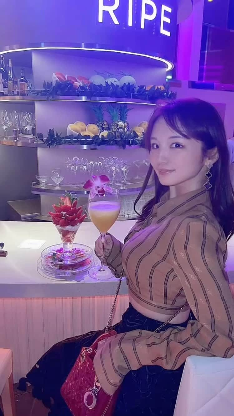 CHERIのインスタグラム：「Marvelous Fresh fruits cocktail 🍹  Bar In Tokyo,Japan 🇯🇵❤   実はこれはモクテル😉 ノンアルコールカクテルも種類豊富で美味しくて最高🍸  会員制なのでお友達に連れてってもらいました👯‍♀️ 西麻布の会員制隠れ場バーなんて、 おとななきもち🍍💕  👗 @fendi  🛍️ @dior  💠 @vancleefarpels   Coordinated by my special stylist Meg 🌹  #西麻布バー #六本木」