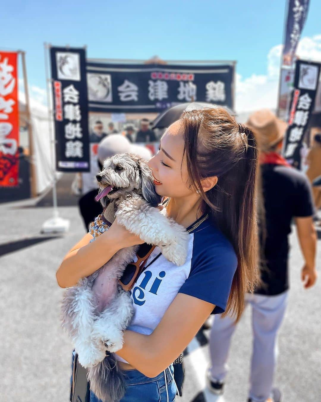 まおまおのインスタグラム：「ꔛ 𝙔𝘼𝙆𝙄𝙏𝙊𝙍𝙄 𝙛𝙚𝙨𝙩𝙞𝙫𝙖𝙡 ◡̈♥︎ ꔛ 〖山口県長門市〗全国各地のご当地やきとりが 集結するBIGイベントに行ってきたよ😍🔥  北海道から沖縄までの17店舗が やきとりのまち長門市に✨  全国規模のやきとりイベントは 5年ぶりの開催だったらしく すんごい人で賑わってたよ😳  人気店だと買うのに1時間くらい並んだ🤣  友だちと手分けしたり上手に買い回りして 8店舗もGET🤩❣️汗だくで頑張った！笑  1枚目は東京からの出店 @ayumu_insta_official さんの前で🤳  炎天下の中 スタッフさんも絶対しんどいはずなのに 素敵な笑顔で迎えてくださって胸きゅん💘 もちろん焼き鳥もめちゃ美味しくて また来年も行きたいと思うお店でした🫶🏼  撮ったお店だけ載せとくので スワイプしてみてねーっ💓  ３枚目 @0857daiti (鳥取県) ４枚目 @genohmon (香川県) ５枚目 @gunkei_kakushigura (宮崎県)  <参考> ・お手拭きウェットティッシュ ・日傘 ・汗拭き用タオル ・持ち運び扇風機 ・イス、レジャーシート  これ持って行ったら便利です☝🏼笑  ꔛ  やきとりJAPANフェスティバル 2023in長門  𖣰 @yakitori.kyoukai  2023年8月26日(土)10:00~17:00 2023年8月27日(日)10:00~16:00  ꔛ  🏷 #やきとりjapanフェスティバル2023in長門 #やきとりJAPAN #山口県 #長門市 #やきとり #山口県観光 #長門観光 #長門市グルメ #長門やきとり  ꔛ」