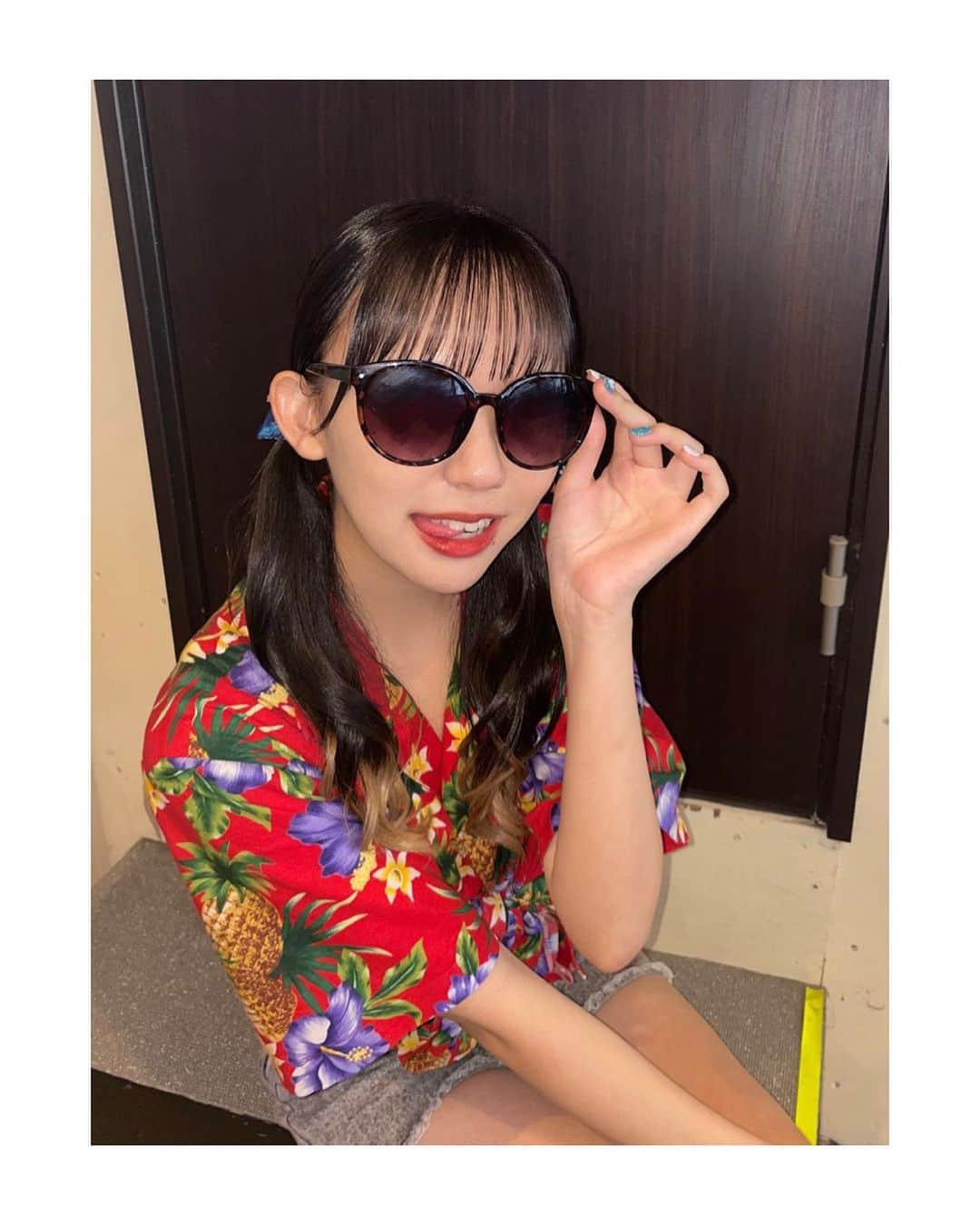 川瀬あやめ（ukka）のインスタグラム：「・ みんなと駆け抜けた夏 ほんっとうに楽しかった！！！！🌴  #沖縄 #アロハシャツ #アロハシャツコーデ #サングラス #ツインテール #グラデーションカラー #川瀬あやめ #ukka」