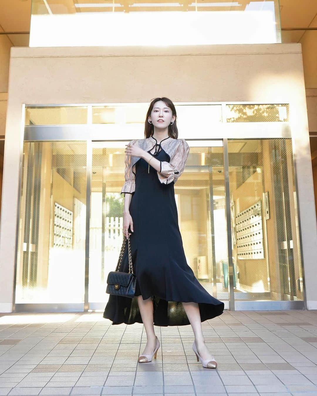 高橋晴香のインスタグラム：「#coordinate ⁡ ⁡ パーティーや結婚式、二次会など多様なシーンで使えるボレロセットフィッシュテールドレス👗 ⁡ ⁡ ボレロとワンピがセットに✨ ⁡ ⁡ ボレロの光沢感と程よい透け感が可愛い🥰 ⁡ ⁡ ワンピの裾のラインもフィッシュテールになってて、足長・美脚効果も◎ ⁡ ⁡ Vのネックラインがドレッシーで女っぽい印象に👩♡ ⁡ ⁡ ボレロは前後とも着用出来る＆ワンピ単体でも着用出来るから様々な着こなし出来て優秀アイテム🫶 ⁡ 　 ⁡ @dorry_doll_official  ⁡ ⁡ ⁡ #コーデ  #code #outfit #ootd #fashion #お洋服 #晴香コーデ #ワンピコーデ #ドレスワンピ #きれいめコーデ #お呼ばれドレス #お呼ばれワンピ #フォーマルドレス #dorrydoll #ドリードール」