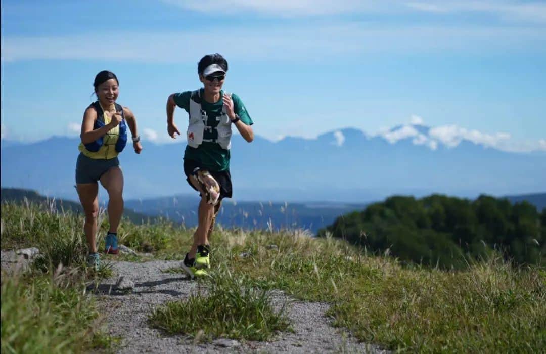 鏑木毅さんのインスタグラム写真 - (鏑木毅Instagram)「霧ヶ峰にて 秋山穂乃香さんと一緒に走りました。 今年の6月のトレイルランニング世界選手権にて9位に入った彼女。 今まで話したことがなく 一体どんな子なんだろうと ずっと気になっておりこの日を楽しみにしていました。 世界レベル が視野に入り 順風満帆な競技ライフではありますが、 日々 様々な葛藤や悩みも抱え、 昔を思い出せば 自分の全盛期も 同じような心理状態だったこともあり 、とても親近感が湧きました。 レースではあまり見ることのない たくさんの笑顔で楽しい時間を過ごすことが出来ました。 今回 じっくりと様々な話をすることができ 彼女がなぜあれほど強いのか その理由が とてもよく分かりました。 貴重な時間をありがとうございました。 #トレイルランニング #秋山穂乃果 #tnfjp #thenorthfacejapan #thenorthfaceathlete #gontex #goldwin #アスタビータスポーツ #essサングラス #ランプラストレイル」8月30日 19時54分 - tsuyoshikaburaki