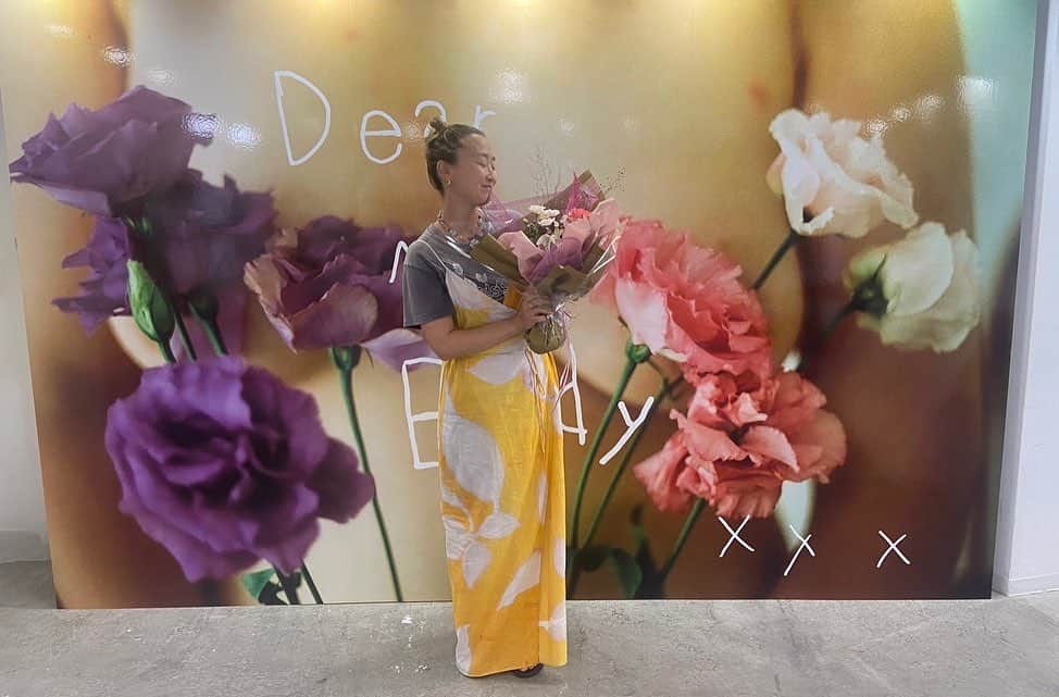 花盛友里のインスタグラム：「@womenshealthjp さんとの『親愛なる私のカラダ』展、無事終了しましたー！  ひゃーもう大変だった、いや私よりもこのイベントを実現するためにたっっっくさんの壁を一つずつ乗り越えていってくれた @editor_kanna_purico ちゃん、本当に本当にありがとう！  『ヌード』ってゆう言葉だけで高尾山だったものがエベレストになっちゃうんだもの。だけど諦めずにやり続けたからこうやってまたたくさんの人が見に来てくれて、救われましたって、価値観変わりました、って、自分のこと好きになりましたって言ってくれるんだもん、やってきてよカッタァァ！って心から思えるんだよなぁ。  今まで1人でコツコツやってきたことをこんなに大きなメディアが諦めずに実現まで進んでくれて感謝感激！  イベントでは1組5分で20組の皆さんを撮影させてもらいました、それも楽しかった、喜んでもらえて嬉しかった🤍私のインスタに載せてもいいよ！って方はぜひとも写真送って欲しいい！  そして明後日の9/1からは　@shaba_gallery で脱いでみた。展ですよー！  写真展としてじゃなく、『脱いでみた』の世界を体感しにきてねー！『親愛なるカラダ』展もそうだったけど、脱いでみたを見に来てくれる人たちも、出てくれる人たちも愛に溢れてるんだよ本当に🥰  『脱いでみた。』展 場所：SHABA KAGURAZAKA @shaba_gallery  期間：2023.9.1（fri）-  9.4（mon）  13:00 - 19:00 ＊本会期中は定休日の月曜も営業いたします。  〒162-0818 東京都新宿区築地町8 ワタナベビル 1F TEL. 03 6280 7589  写真集の "脱いでみた。" でも話題。女性が惹かれ、共感し、憧れる写真を撮り続けるフォトグラファー花盛友里の個展。一番自然、だから一番綺麗。をコンセプトに、モデルの選考はせず、一般の女の子たちのヌードを先着で撮影している「脱いでみた。」プロジェクト。前回は1500人近くが来場した写真展を開催します。また個展期間中、前回完売した自費出版写真集 "And just that, It's been 26 years" を再販します。」