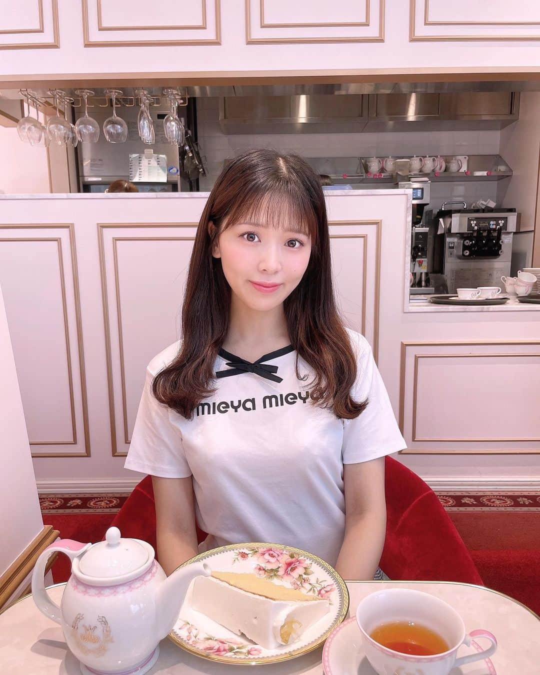 安田桃寧のインスタグラム：「姫になれるカフェみつけた💫🎀 ティアラ持ってけばよかった！！  ティーカップもポットもデザインかわいすぎる💞💞 . . . #frenchgirly #girly #フレンチガーリー #pink #ピンク加工 #girlyfashion #girl #ガーリー #tokyo #東京カフェ #日比谷カフェ  #mieyamieya」