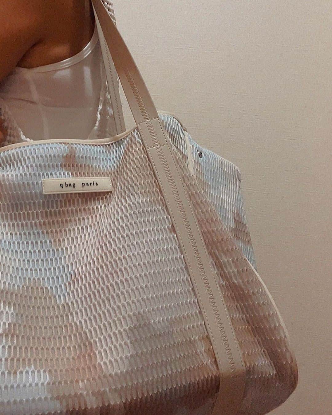 のインスタグラム：「qbagから新作🤎🤍🩵 ⁡ 「nest zip M l’arc」(ラルク) ⁡ 私の紹介するカラーは、terre(テール)🤎🤍🩵 フランス語で「大地、地球」という意味🌏 ほんとに綺麗な色なんです✨ ⁡ ⁡ だから、届いて開けた瞬間に言った言葉は、 ⁡ ⁡ 「好きっ！！」 ⁡ 笑 ⁡ ってくらいほんとに可愛い配色😍✨ ⁡ 私が普段持つバックはシンプルなのが多くて、 柄物ってどうかなぁ〜ってちょっと不安でしたが… いざ合わせてみると、あうあうあう😳😳😳 めっちゃあう😳✨ ⁡ テールがめちゃくちゃオススメだけど、 私的に他のカラーも欲しいレベルでラルクが好きになりました🩵🤎🤍 ⁡ テールは、 ベージュと水色とほんのりピンクっぽいグレーみたいな色が混ざっていて、持ち手はベージュです🤎 色んなカラーの服を着て合わせてみたけど、かなり合う！ これすごい優秀だと思う😳✨ ⁡ l’arc(ラルク)の発売は、、、なんと今日です✨😏🤙 本日8/30 20:00~ 発売スタート🩵 販売価格:15,999円 発売記念価格:14,999円(9/6 23:59まで) ⁡ たくさんラルクを持ってる人を見るのが楽しみ〜🩵🤍🤎  購入サイト☟ https://item.rakuten.co.jp/pigre/aa-q-nest-m-zip-pt/  @qbag_ami  @qbag_japan   #qbag #qbag_japan #qbagアンバサダー #qbagami #qbagnest #qbag新作 #バッグ #アラサーバッグ #30代コーデ #アラサーコーデ #l’arc ##terre」