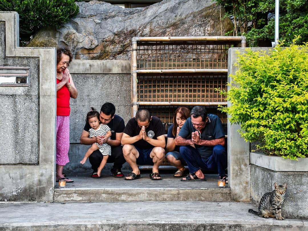 Be.okinawaさんのインスタグラム写真 - (Be.okinawaInstagram)「In Okinawa, Obon is a significant event that takes place yearly from 13 July to 15 July of the lunar calendar. Ancestral spirits are welcomed back home in these three days and Okinawan households are expected to make elaborate preparations such as cooking putting together offerings.  If you are in Okinawa during Obon, catch their lively tradition "Eisa", where villages are filed with local young dancers moving to the beats of songs and drums🥁🎶!  #japan #okinawa #visitokinawa #okinawajapan #discoverjapan #japantravel #okinawatradition #okinawaculture #obonokinawa #okinawaobon  #tradition #culture」8月30日 20時00分 - visitokinawajapan