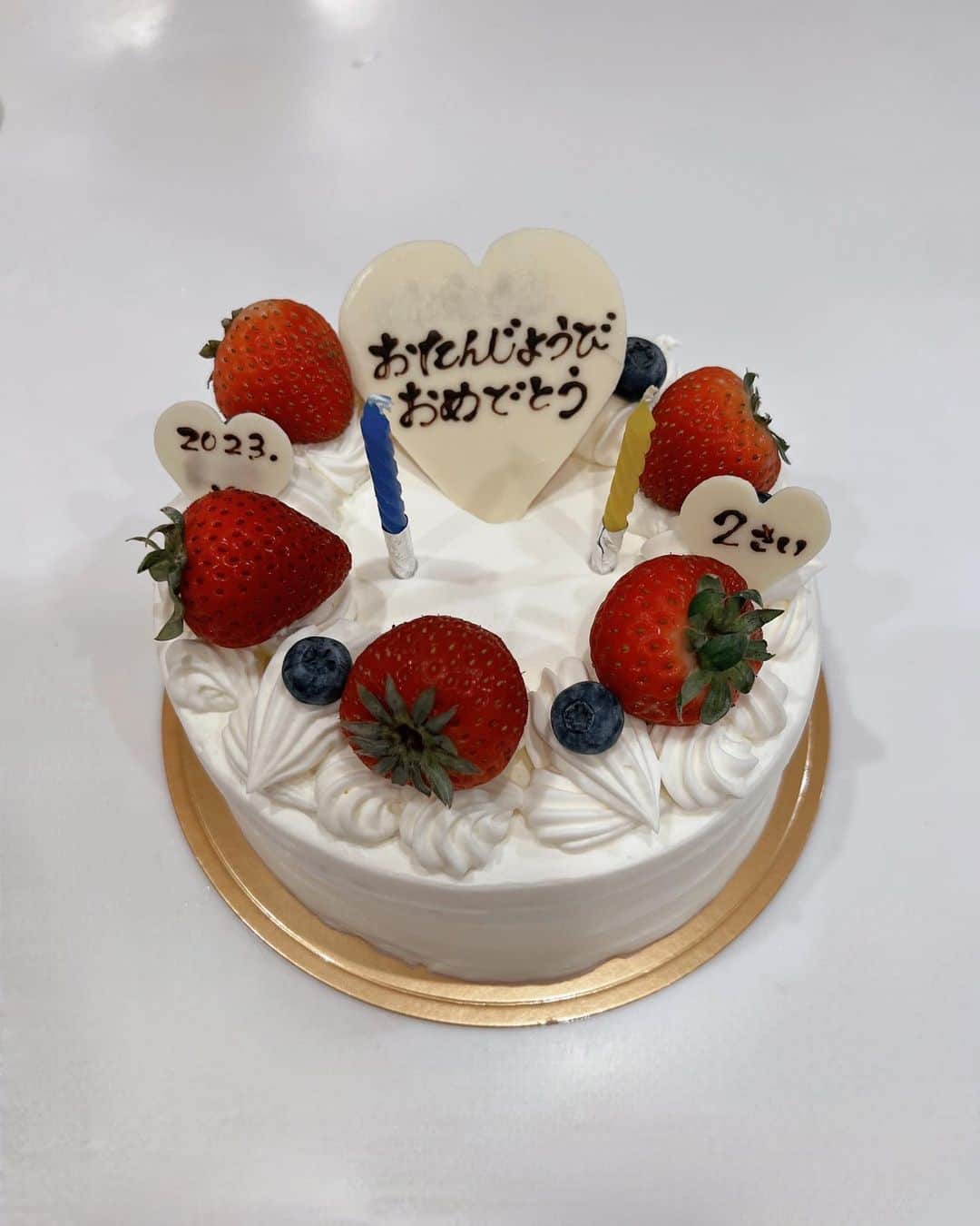 かーなーのインスタグラム：「． ． 先日、息子が2歳のお誕生日を迎えました🎂 日に日に歩くのも走るのも上手になり、「ママ、かあい！（かわいい）」「ママ、だしゅち！（だいすき）」と 愛の言葉もかけてくれるまでに…♡ ⁡ 男の子は小さな彼氏と聞いたことがあるけれど まさにその通り。毎日べったりくっついては、 これでもかという程に ぎゅーっと抱きしめ合うわたしたち♡ ⁡ 伝えたい言葉と想いはすべて手紙の中に綴りました💌 20歳になったときにでも読んでください☺️ ⁡ さあ！ 2歳も喜怒哀楽すべてを全力でぶつけてこいっ❤️‍🔥 気が済むまで付き合ってあげる❤️‍🔥❤️‍🔥 ⁡ お誕生日おめでとう、むーむー🎂！！ ママとパパの元に生まれてきてくれてありがとう♡ ⁡ #奏絵」