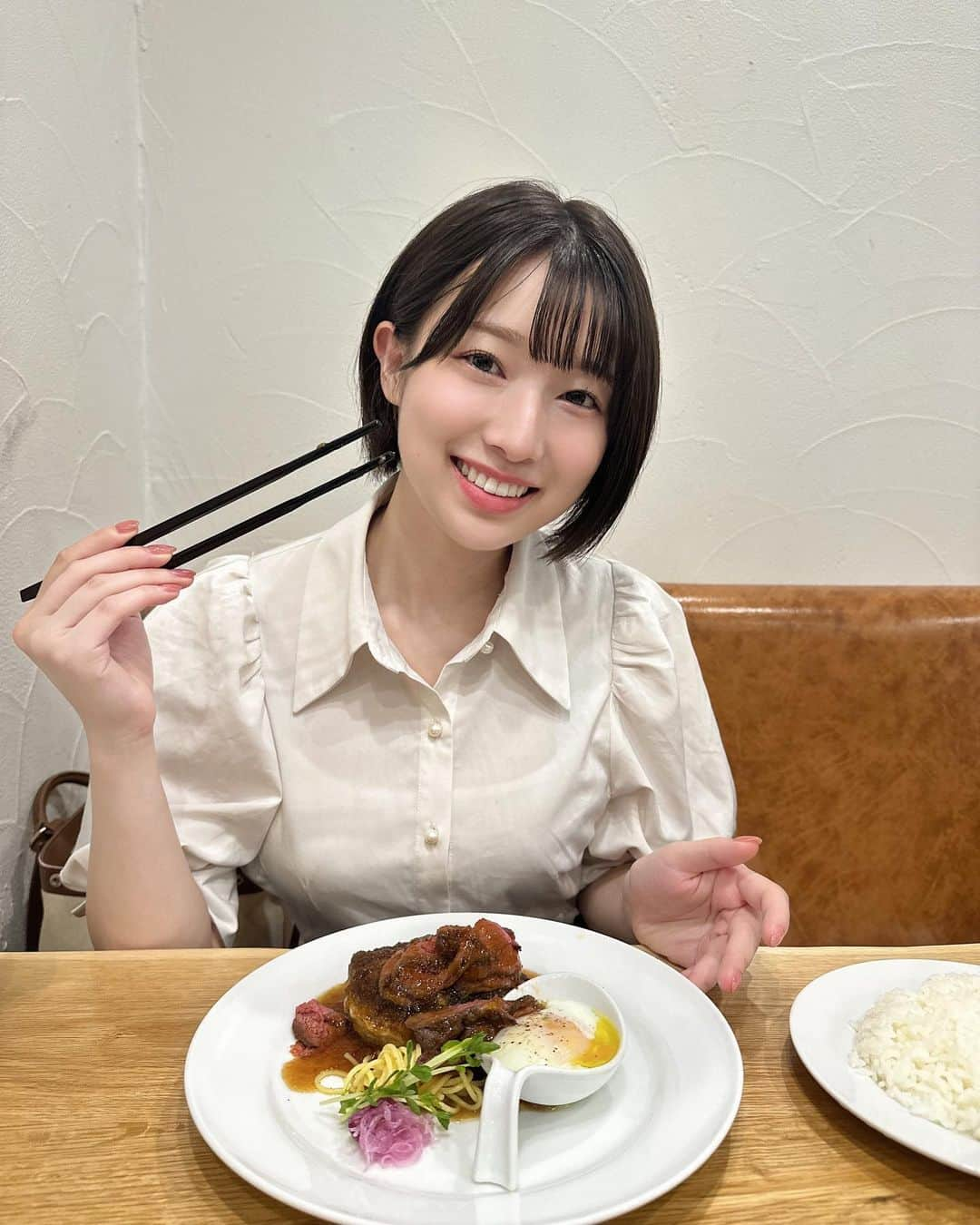 安部若菜のインスタグラム：「ハンバーーーーーグ！  最近食べて、とっても美味しかったんです！  皆さんにもおすそ分け🤤  皆さんの明日のお口がハンバーグになりますように🤤🤭  #ハンバーグ#大阪#大阪グルメ#大阪ランチ#天満#天満グルメ」