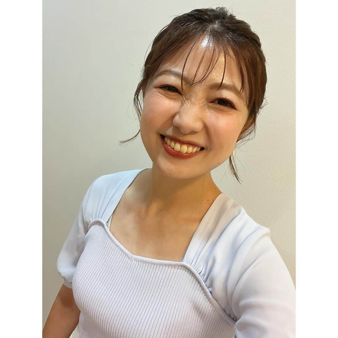 川崎優さんのインスタグラム写真 - (川崎優Instagram)「. . 恐竜🦖ヘアというそうな。  バリはやのヘアメイクさんがアレンジしてくださいました✨ どんな朝でも元気がでる時間。 メイクさんたちの手から🫱いつも癒しのパワーが出てるなぁ、とおもいます🥜  ねむくて大船を漕いでいる日もあれば、ぺちゃくちゃおしゃべりをしている日もあって、いつも衣装室とメイク室でよしっ✨とスイッチをいれています🦖💫  衣装もいつも明るくて可愛らしい。 普段はカジュアルでデニムを履いていることが多いので、こんな風に着ればいいのか！とマネしたりしています＾＾  #バリはや　 #恐竜ヘア #恐竜アレンジ #🦖 #🦕 #ヘアアレンジ」8月30日 20時00分 - yuu__noir