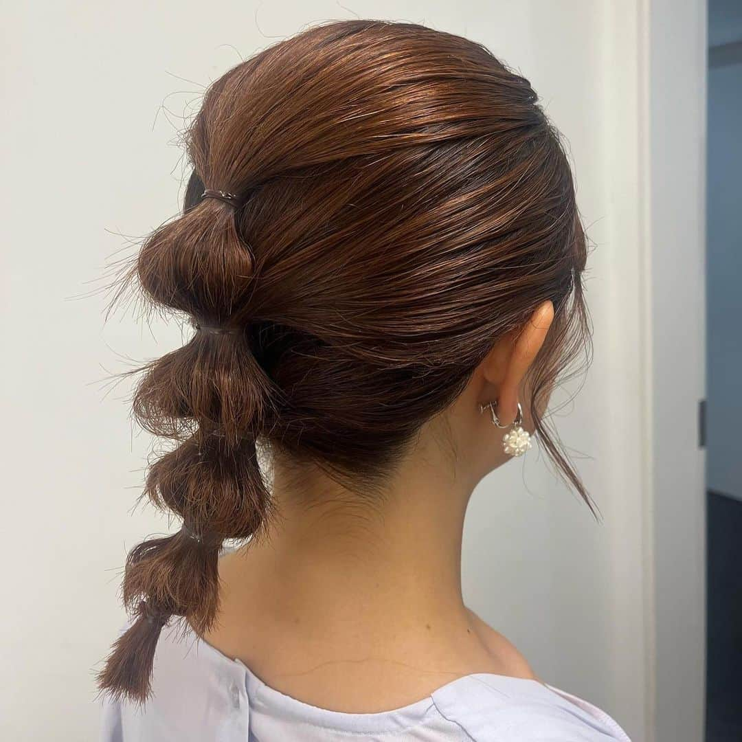 川崎優さんのインスタグラム写真 - (川崎優Instagram)「. . 恐竜🦖ヘアというそうな。  バリはやのヘアメイクさんがアレンジしてくださいました✨ どんな朝でも元気がでる時間。 メイクさんたちの手から🫱いつも癒しのパワーが出てるなぁ、とおもいます🥜  ねむくて大船を漕いでいる日もあれば、ぺちゃくちゃおしゃべりをしている日もあって、いつも衣装室とメイク室でよしっ✨とスイッチをいれています🦖💫  衣装もいつも明るくて可愛らしい。 普段はカジュアルでデニムを履いていることが多いので、こんな風に着ればいいのか！とマネしたりしています＾＾  #バリはや　 #恐竜ヘア #恐竜アレンジ #🦖 #🦕 #ヘアアレンジ」8月30日 20時00分 - yuu__noir