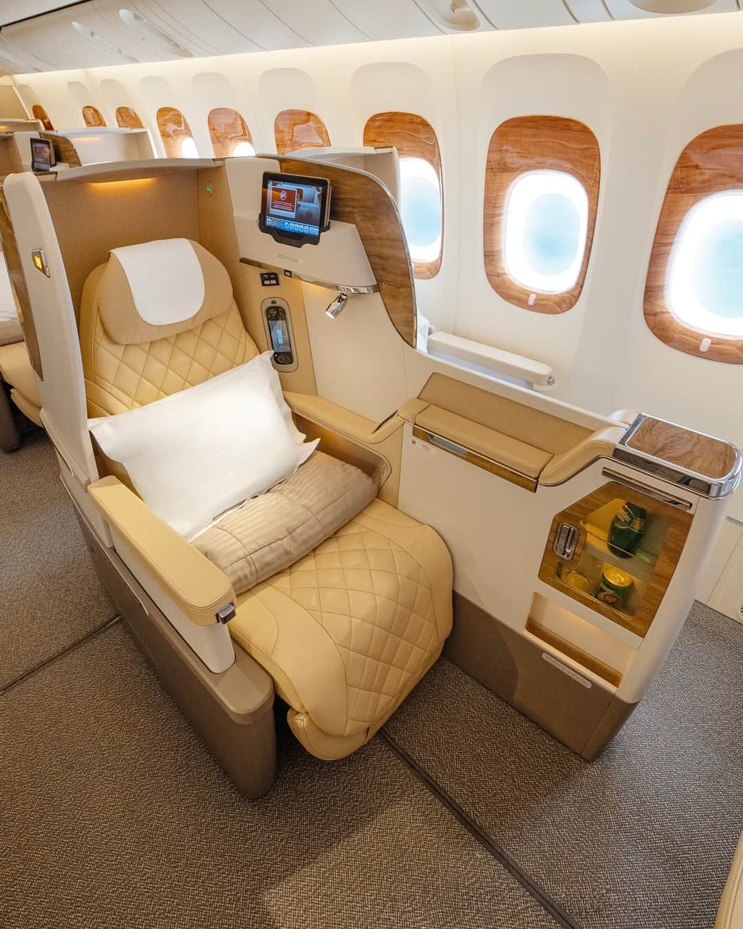 エミレーツ航空のインスタグラム：「Relaxation mode: ON.   From premium lie-flat seats to a curated dining menu, our Business cabin is the perfect place to work, rest, and play all day.   #Emirates #FlyBetter」