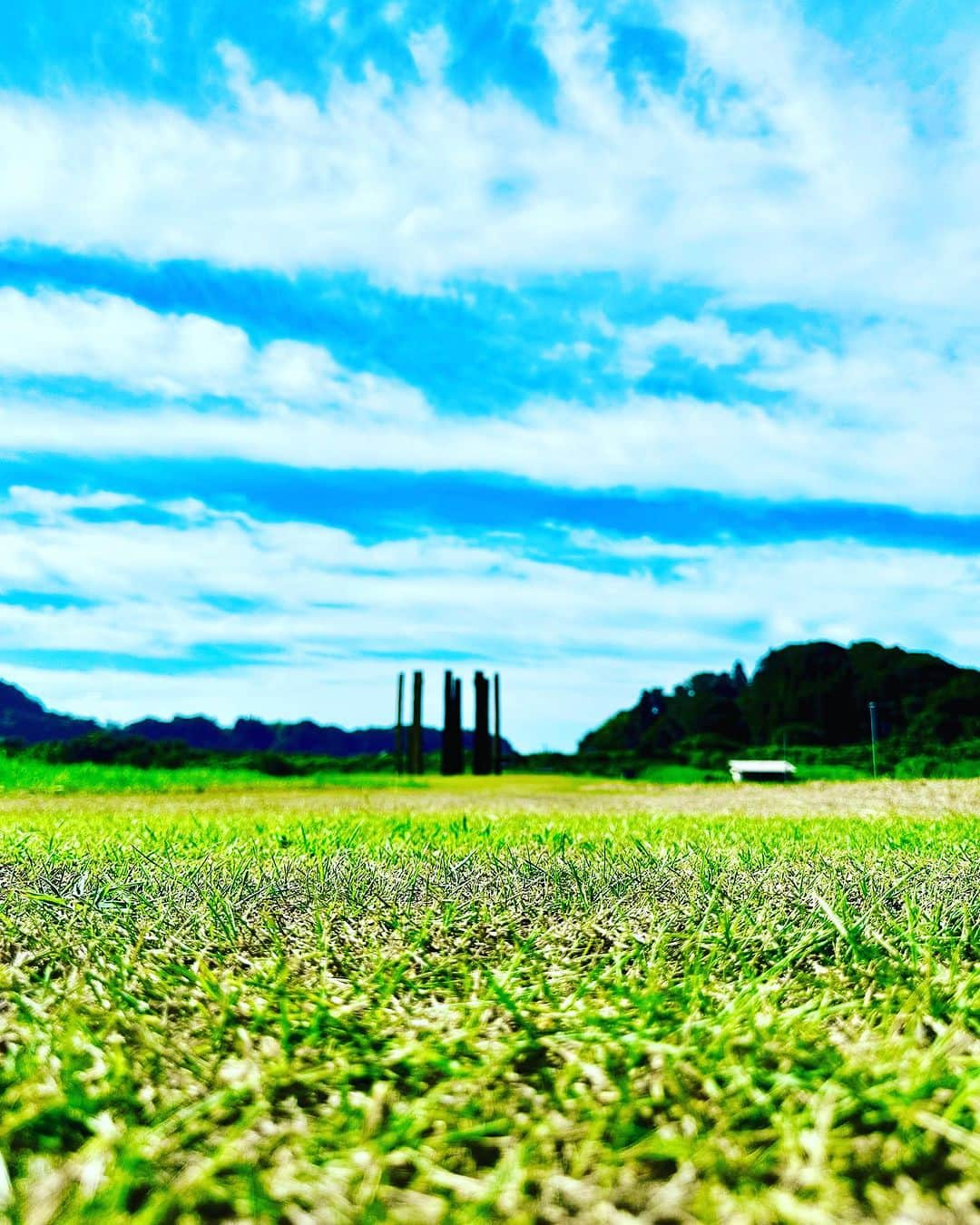 谷川じゅんじさんのインスタグラム写真 - (谷川じゅんじInstagram)「Noto nature experience 真脇遺跡にケロンの小さな村。能登の叡智は奥深い。大地に根付いた営みは、かく汗の量と比例して深まっていく。枝を払い土を堀り木を植える。水をひき稲を植え収穫を待つ。シンプルな継続に関わるコミュニティのリスペクト。ざわざわと膨らむ未来の芽。名残惜しむ間も無くあっという間にいつもの世界。行ったり来たりが心地良い。 #goodvibesonly #goodneighbors #thisisjapan」8月30日 20時00分 - junjitanigawa