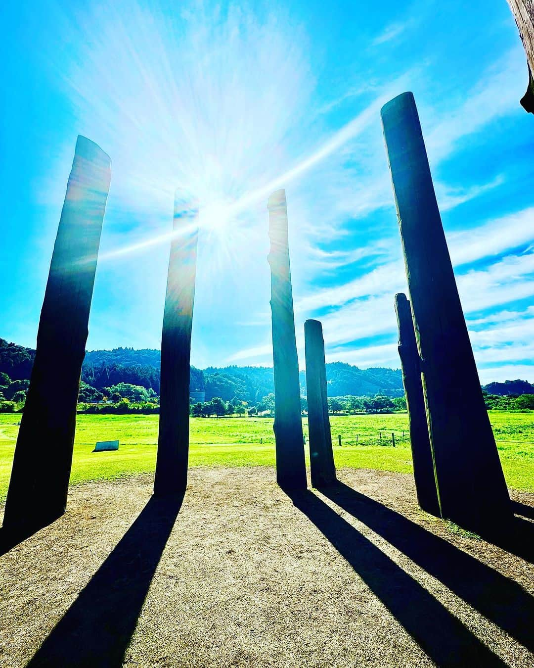 谷川じゅんじさんのインスタグラム写真 - (谷川じゅんじInstagram)「Noto nature experience 真脇遺跡にケロンの小さな村。能登の叡智は奥深い。大地に根付いた営みは、かく汗の量と比例して深まっていく。枝を払い土を堀り木を植える。水をひき稲を植え収穫を待つ。シンプルな継続に関わるコミュニティのリスペクト。ざわざわと膨らむ未来の芽。名残惜しむ間も無くあっという間にいつもの世界。行ったり来たりが心地良い。 #goodvibesonly #goodneighbors #thisisjapan」8月30日 20時00分 - junjitanigawa