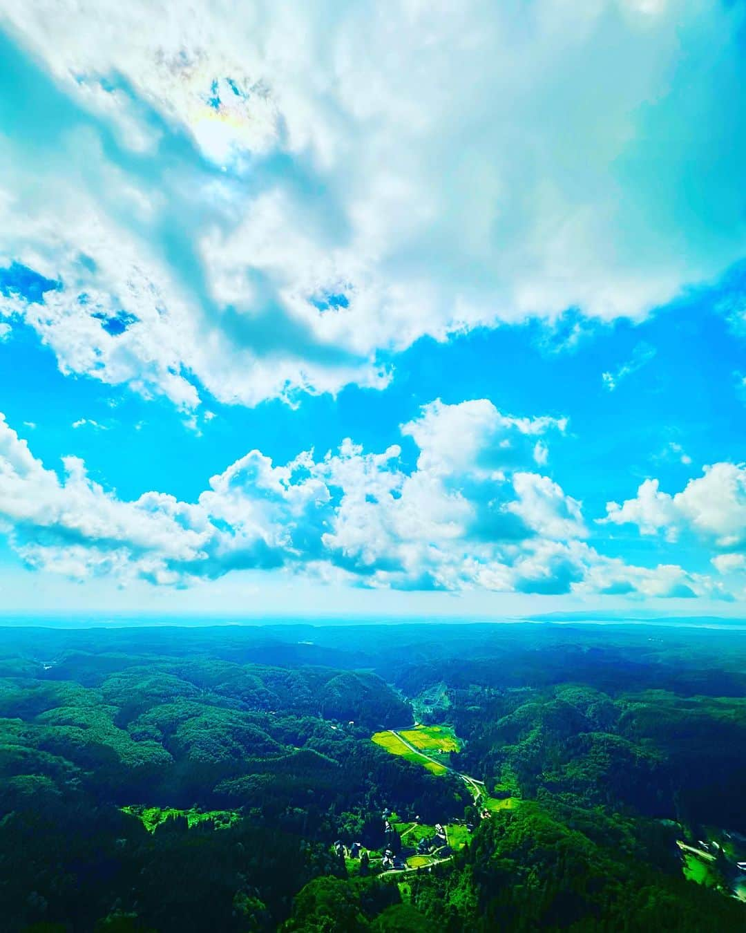 谷川じゅんじのインスタグラム：「Noto nature experience 真脇遺跡にケロンの小さな村。能登の叡智は奥深い。大地に根付いた営みは、かく汗の量と比例して深まっていく。枝を払い土を堀り木を植える。水をひき稲を植え収穫を待つ。シンプルな継続に関わるコミュニティのリスペクト。ざわざわと膨らむ未来の芽。名残惜しむ間も無くあっという間にいつもの世界。行ったり来たりが心地良い。 #goodvibesonly #goodneighbors #thisisjapan」