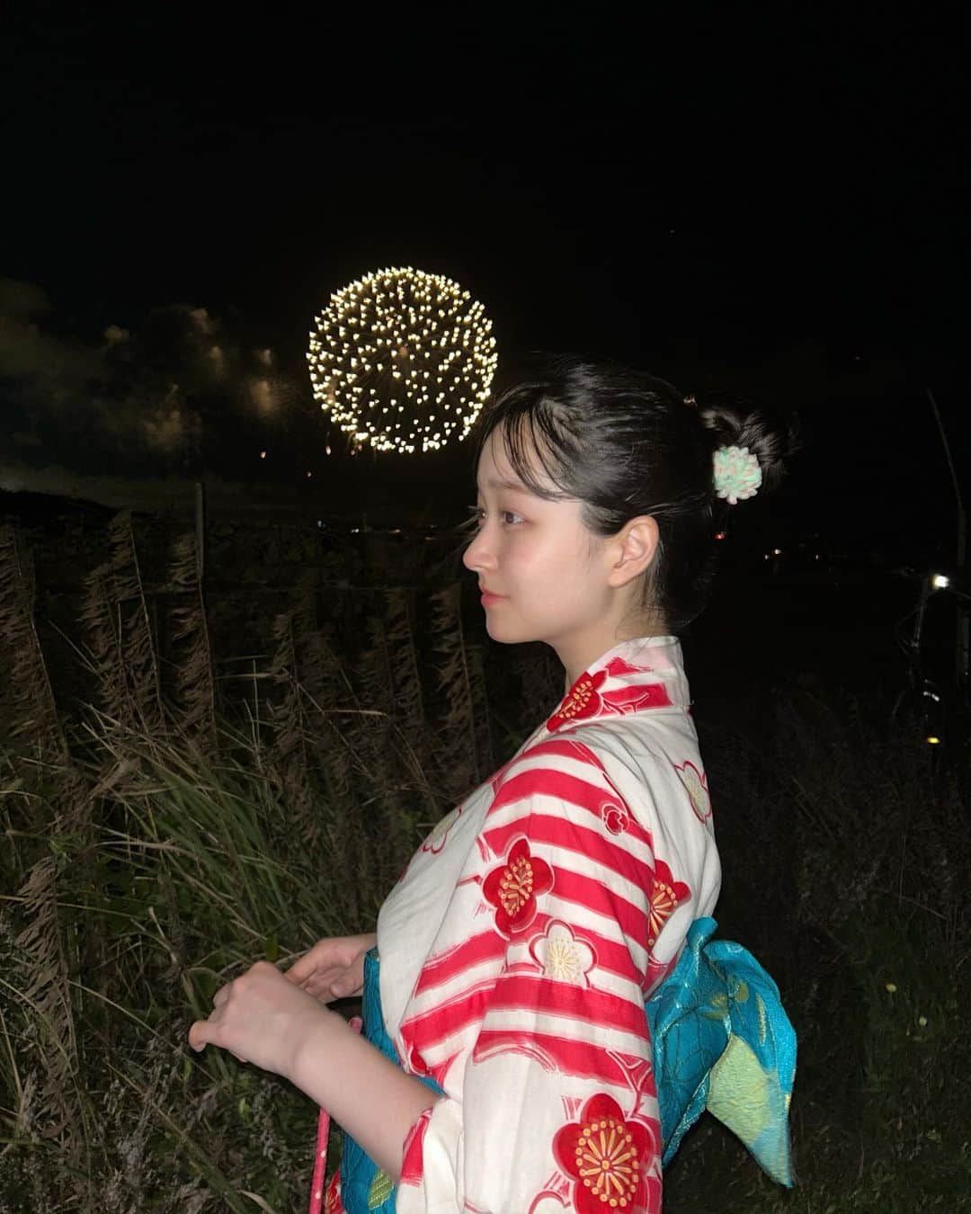 のインスタグラム：「花火行ってきました🎆     今年も家族と綺麗な花火見れて嬉しかったなぁ(՞_ ̫ _՞)ᐝ    #花火  #花火大会  #浴衣  #浴衣ヘアアレンジ  #浴衣女子  #浴衣コーデ  #浴衣美人  #夏」