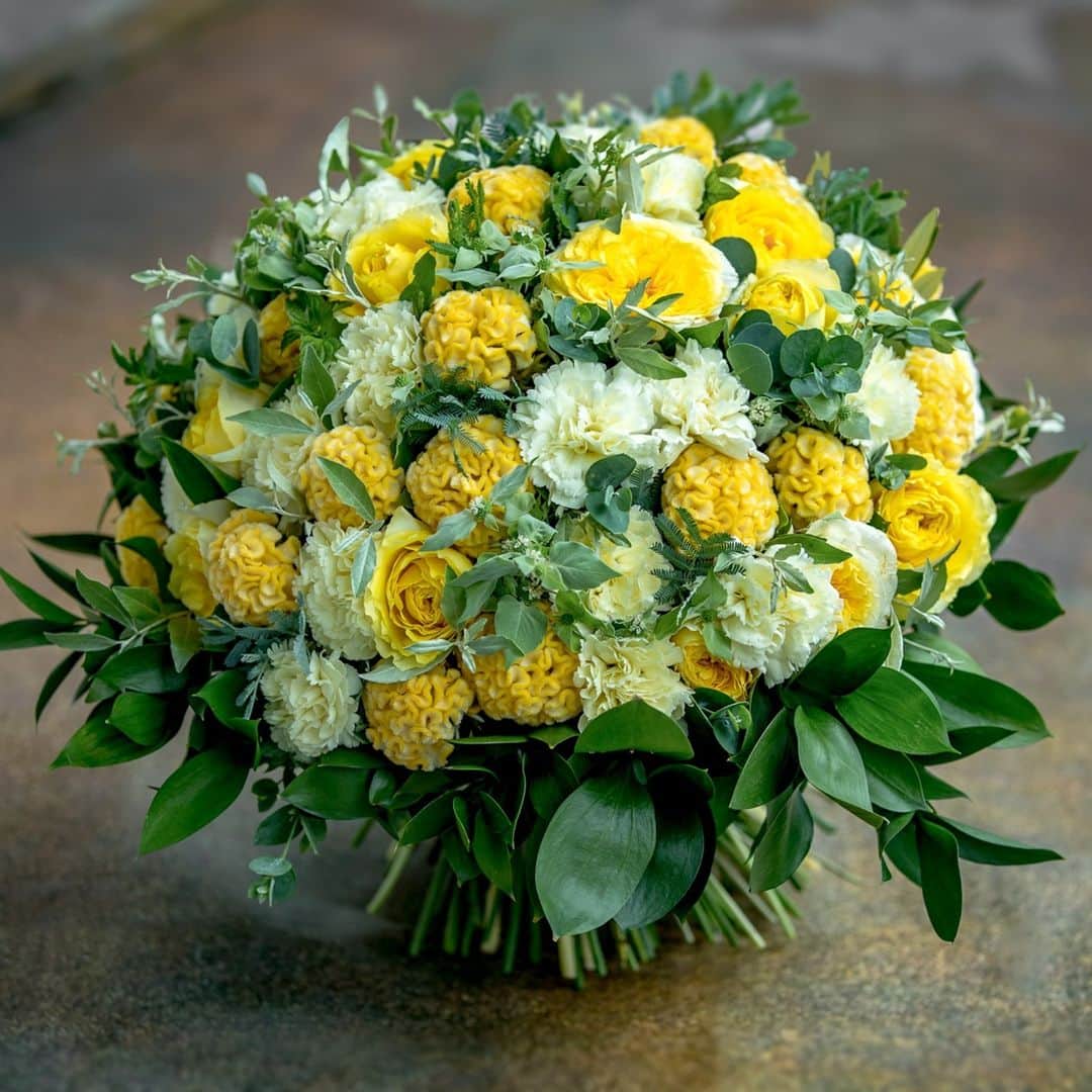 ニコライ・バーグマン・フラワーズ＆デザインのインスタグラム：「Instant sunny mood! 💛 ⁠ .⁠ .⁠ .⁠ .⁠ #nicolaibergmann #flowerdesign #ニコライバーグマン #フラワーデザイン #니콜라이버그만 #꽃다발 #букетцветов #ramosdeflores #blumenstrauß #北欧デザイン」