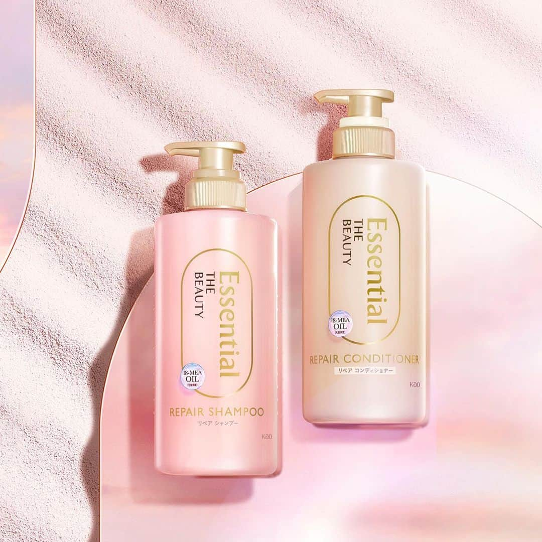 エッセンシャルのインスタグラム：「NEW💛 Essential THE BEAUTY リペアシリーズ  #リペアシャンプー ＆コンディショナー💫  髪にもベースメイク。  毛流れ整え ツヤ感・手触り補整 感動のうるサラ髪へ  ✓髪の内部とキューティクルのW補修 ・11種のアミノ酸成分配合（補修） ・ツヤめきや指通りの良さに必須の成分、 18-MEA OIL配合（毛髪保護）  ✓ふわりときめくフローラルリュクスの香り  ✓シースルーピンク・ベージュのくすみカラーボトル  #新発売 #エッセンシャル #リペアシャンプー #シャンプー #コンディショナー #うるサラ髪」