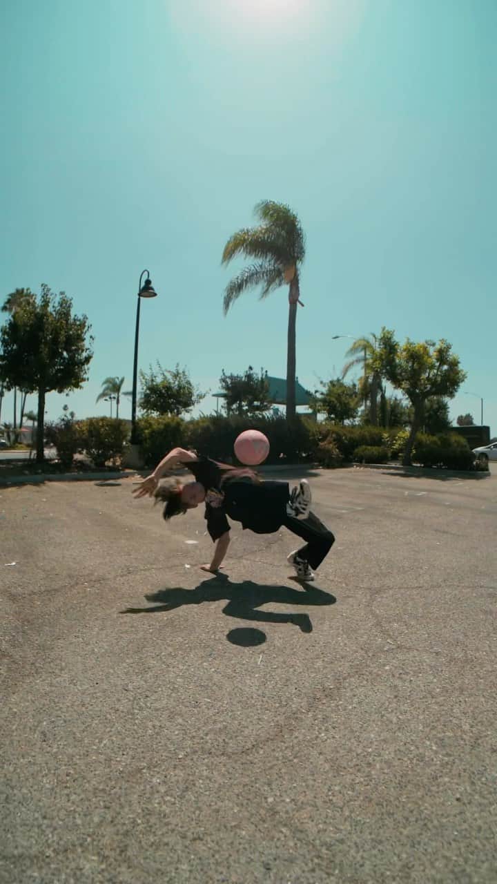 のインスタグラム：「《XLARGE AUTUMN COLLECTION》  Shooting in Los Angeles.  edited by @m__drop   #xlarge #xlarge_snap #xlargejp #freestylefootball #soccer #dance #followme #mbz #la」