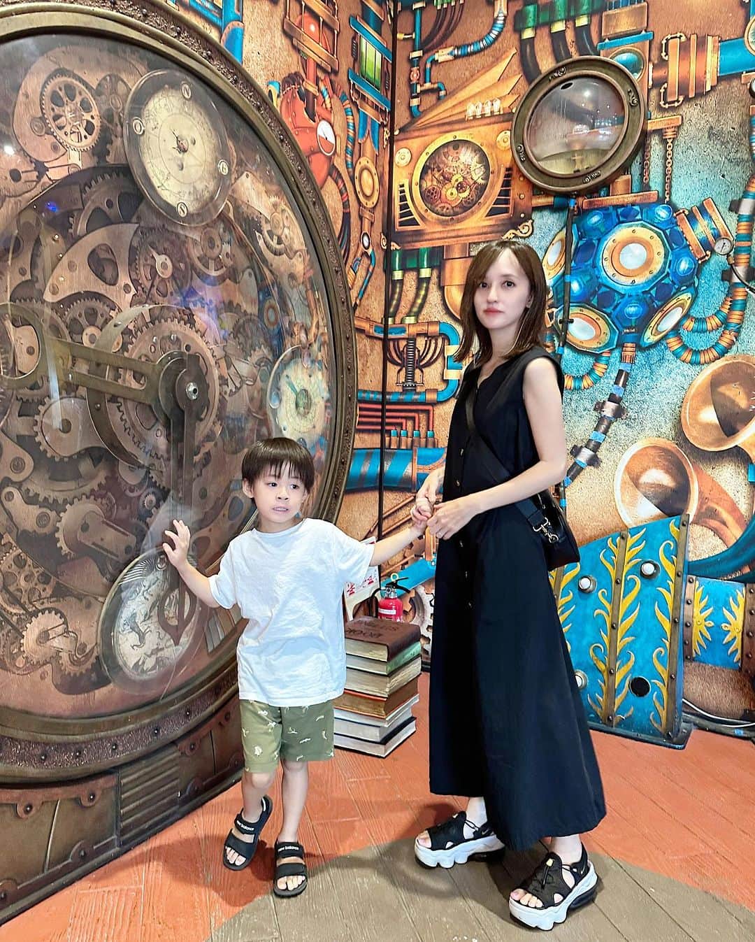 奥山絵里奈さんのインスタグラム写真 - (奥山絵里奈Instagram)「オシャレ細見えワンピ🖤  細く見えるから ヘビロテしてるワンピは  @instyle365_jp ！  商品番号: drezl1700bkf  生地も薄めで涼しい✨ ボタンが大きくて オシャレママ風に見えてお気に入り♡  ———————————————————————–  　@instyle365_jp で使える20%OFFクーポン  『AUG20』  ８月３１日まで！  🚚発送・返品・交換は全部無料！  ———————————————————————–  サンダル　@nike  ショルダーバッグ　@uspoloassn   息子 上下　@hm_kids  サンダル　@newbalance   #エアマックスココ #ママコーデプチプラ #マキシワンピース #エイチアンドエムキッズ #エイチアンドエムコーデ #細見えコーデ #細見えワンピース #160cmコーデ #5歳男の子 #uspoloassn #カジュアルママコーデ」8月30日 20時01分 - erinaokuyama