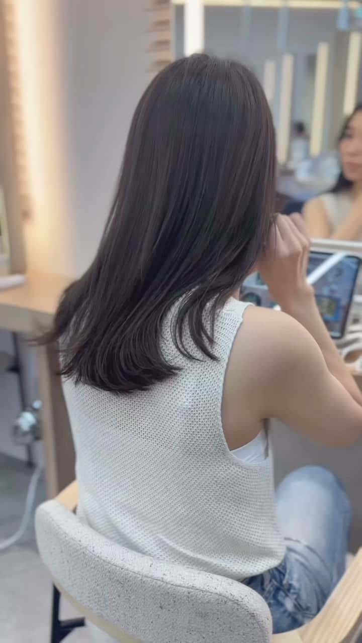 小西涼のインスタグラム：「くすみ色【オリーブグレージュ】 お客様スタイル✂︎✂︎✂︎ ． オリーブグレージュ🫒チークバング✂︎ 赤みゼロのオリーブカラーと 透明感・艶感の高いグレージュ✨ ブルー、オリーブ、グレーの3つブレンドカラーになります✨ チークに沿う前髪は小顔効果と大人の色っぽさを💁‍♂️  ポニーテールにしても可愛さアップ🙆‍♂️ ． #ベージュ #グレージュ #オリーブベージュ　#チーク　#チークバング」