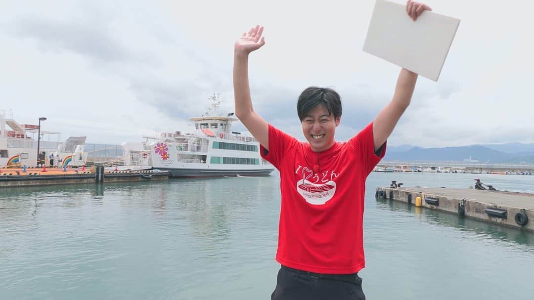 テレビ西日本「ももち浜ストア」さんのインスタグラム写真 - (テレビ西日本「ももち浜ストア」Instagram)「🍽📺 #今日のももち浜ストア   8/30(水)『うどんMAP』では、 アキラくん ( @akira_okazawa )が #能古島 の ｢耕ちゃんうどん｣と #志免町 の ｢活魚料理 松活｣を訪問😋✨   🌻📸満面の笑みのアキラくんに反し 若干下向きがちなひまわりさんもいますが 夏らしさ全開のオフショットです🤩 　 　 🌟 #ももち浜ストアの福岡市エリアPICKUP 🌟 #ももち浜ストアの糟屋エリアPICKUP 🥢 #ももち浜ストアのうどん特集 　 　 ✡ 耕ちゃんうどん 📍福岡市西区能古1624 のこのしまアイランドパーク内 趣のある店内で観光客からも大人気のお店   🥢 #能古うどん(冷やし) 830円(税込み) ☑️ 強いコシが特徴の能古うどんを 冷やして締めることで さらにコシが活かされる   🍚 #高菜めし 250円(税込み) ☑️ 食感を楽しめるよう たっぷり高菜を混ぜ合わせ 辛みは控えめで子どもからも人気 ☑️ 園内で栽培した高菜を使用 　   　 ✡ 活魚料理 松活 📍糟屋郡志免町南里4-12-12   🥢 #稲庭うどん(温) 710円(税込み) ☑️ 具材は天かす/油揚げ/鶏肉/かまぼこ など ☑️ ダシは子どもから年配の方まで飲みやすい優しい味わい ☑️ なめらかな舌ざわり&ツルツルとしたのどごしが特徴 　 🐟〈活〉#サバ造り 3630円(税込み) 　   次回は『 #水巻町 』からスタート予定！ 果たしてどんなうどんが登場するのか⁉️おたのしみに👀　     📺「うどんの人」 #岡澤アキラ( @akira_okazawa )が 福岡県内のうどん店を巡る「うどんMAP」は、 ももち浜ストア内で"毎週水曜日"に放送中！！ “ #うどん愛 ”あふれる 食べっぷりにも注目です😋   ※掲載の情報は全て放送時点での情報です。提供内容や金額が 変更となっている可能性がございますのでご了承ください。   ＝＝＝＝＝＝＝＝＝ [ももち浜ストア] ▪︎TNC テレビ西日本 ▪︎毎週月-金 9:50〜 『LIVE　福岡』を合言葉に、福岡の旬な出来事を #ももち浜 から さらに早く、より楽しく、わかりやすくお届けします！ ＝＝＝＝＝＝＝＝＝   #ももち浜ストア　#岡澤アキラ　 #福岡うどん #博多うどん #福岡グルメ #福岡ランチ #福岡ごはん #耕ちゃんうどん #能古島グルメ #活魚料理松活 #松活 #志免町 #志免町グルメ」8月30日 20時02分 - momochihamastore8