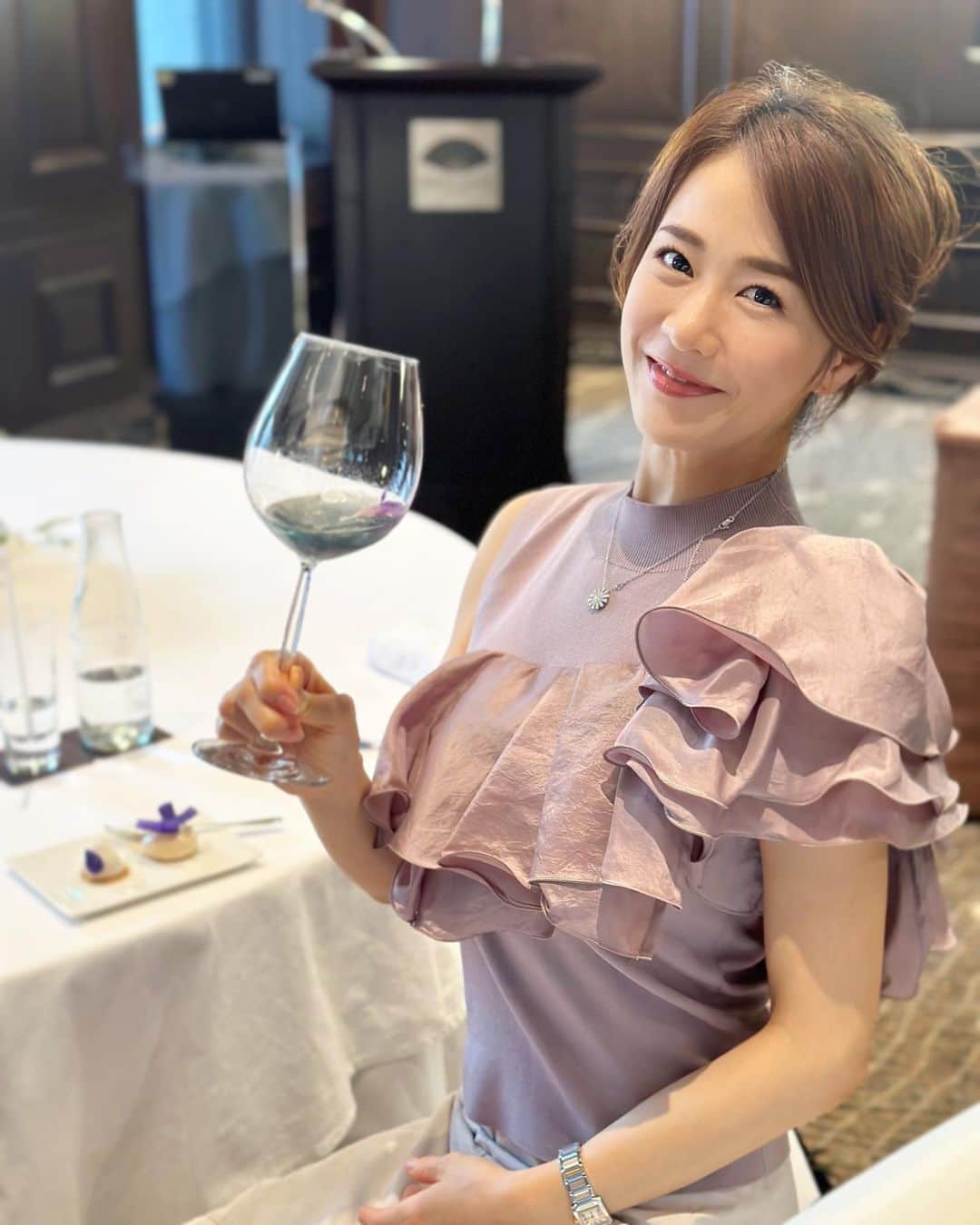 しろまっするのインスタグラム：「・ スイス・パーフェクションとマンダリンオリエンタル東京の新商品のプレスイベントに招待していただきました💙  以前から商品を使わせていただいており、こちらの商品を使ったエステもお気に入りなので、プレスイベントに行けて嬉しかったです🕊  新商品の説明を詳しく聞いて、手に取って早速使ってみたのですが、ビックリするくらいのしっとり感とテクスチャーでした✨️  使うのが楽しみです🩵  最近スッピンばかりで美意識落ちていたので、 しっかり美意識上げていきたいと思いました（笑）  新商品のRS-28クリームを使ったエステメニューも出来るそうなので、是非受けてみたいと思います🍀  @swissperfection_japan  @swissperfection_official  @mo_tokyo  @mo_hotels   #swissperfection #スイスパーフェクション #スキンケア #エイジングケア #肌ケア #美肌ケア #マンダリンホテル #しろまっする」