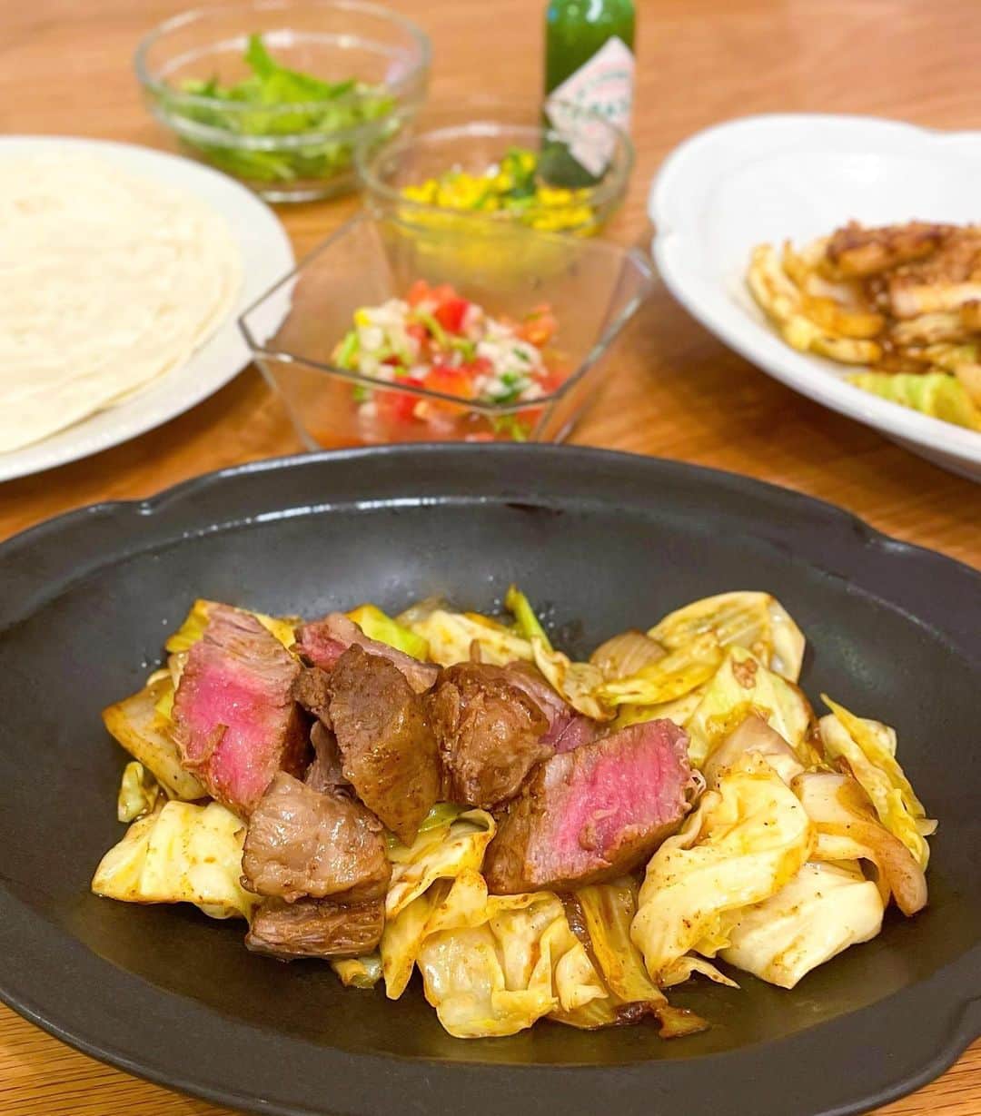伊賀るり子のインスタグラム：「🇲🇽メキシカンナイト🌮 今日はメキシコ料理「ファヒータ」をつくりました。 野菜が沢山食べれて、スパイスや香味野菜を沢山使うため塩分も控えめ。 パンチのある美味しさでありながらも意外とヘルシーなメキシコ料理は夫の大好物なんです😊 今日は牛肉と豚肉を使って2種類のファヒータを作り、サルサソースやとうもろこしのパクチーサラダなどと一緒にトルティーヤで包んで食べました。 「やっぱり美味しいものって幸せになれるねー！」と夫も大喜びで食べてくれて、こちらも嬉しい気持ちになりました✨  #おうちメキシカン #メキシコ料理 #ファヒータ #パクチー料理 #パクチーレシピ #キャベツレシピ #玉ねぎレシピ #ダイエットレシピ #低糖質レシピ #糖質制限レシピ #簡単レシピ」
