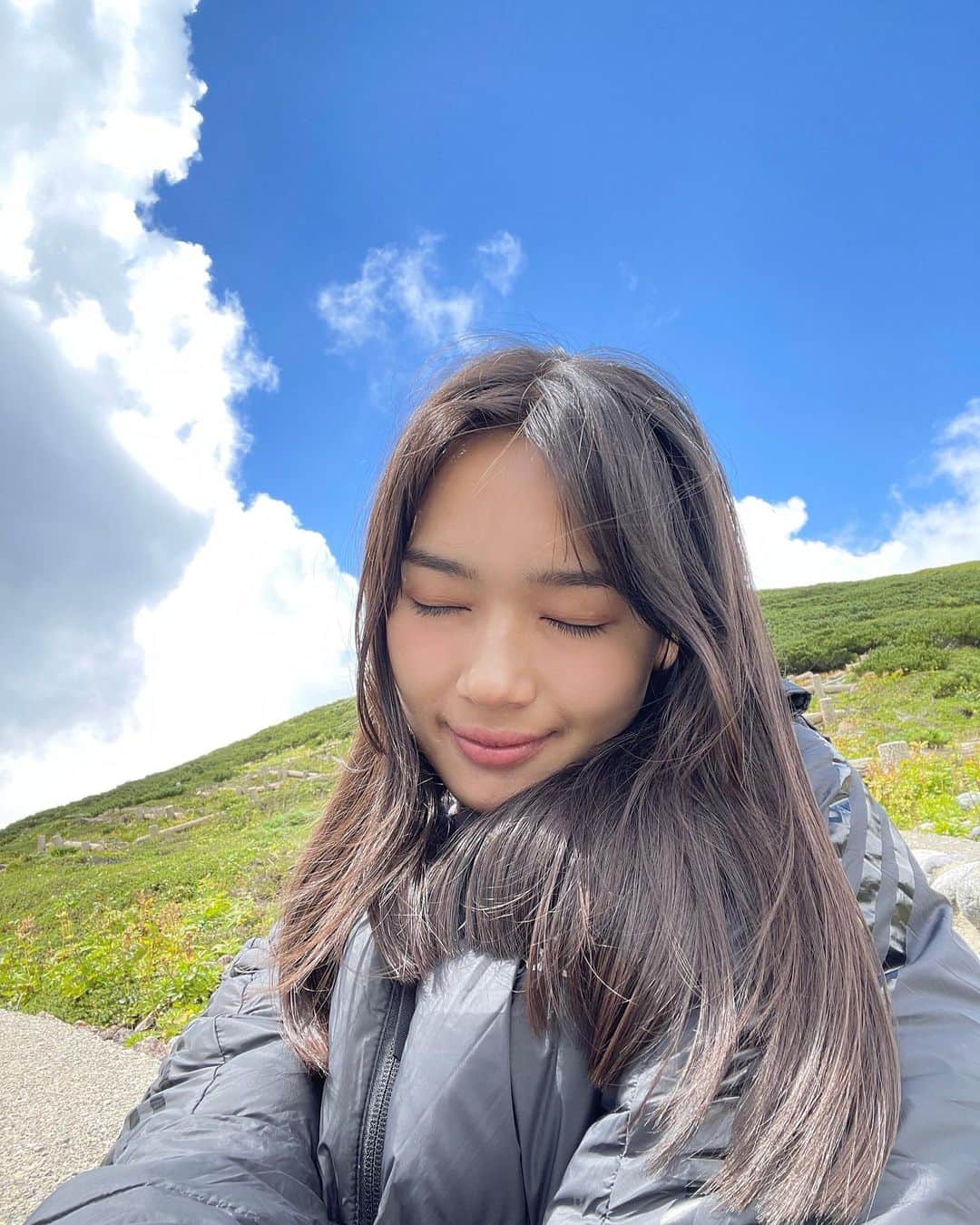 新井舞良さんのインスタグラム写真 - (新井舞良Instagram)「海と山どっちが好き？ ここは自力で来た標高2716m。🚲」8月30日 20時12分 - myra_arai