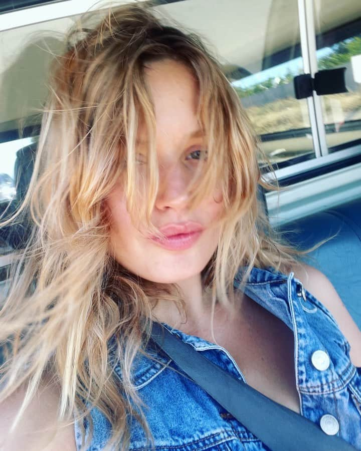 ジョージア・メイ・ジャガーのインスタグラム：「Beach hair don’t care. Swipe to the end to hear my evil cackle」