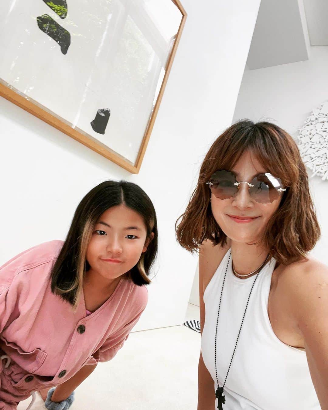 田波涼子のインスタグラム：「最近お気に入りChloeのサングラス🕶️ 娘に毎回貸してと言われる。  @chloe」