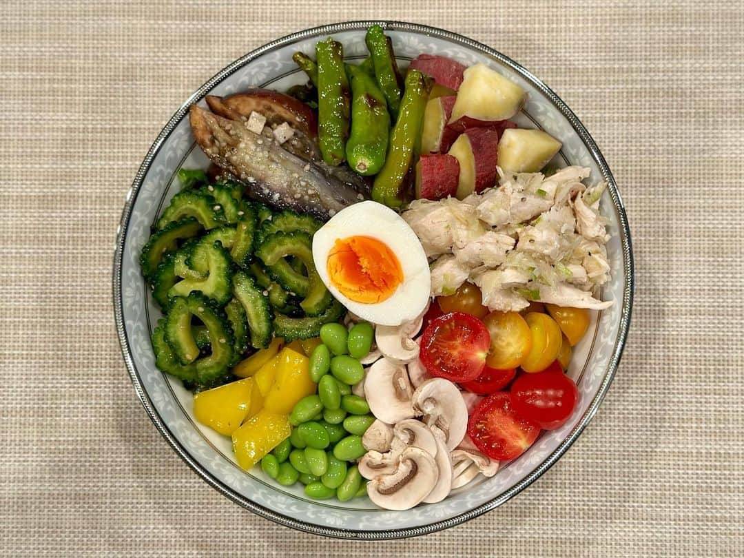 黒田麻理耶のインスタグラム：「🥗✨ . サラダ作りのプロになってきた気がする😇 摂生生活中のおうちごはん🙋‍♀️ . サラダも鶏胸肉も基本的に味付けは オリーブオイルと塩胡椒のみ👩‍🍳 . 摂生期間中は野菜と鶏胸肉とさつまいもがお友達です🤝 . #ダイエットレポ  #食事制限 #摂生生活  #摂生ごはん  #ボディメイク #まりやごはん  #おうちごはん」