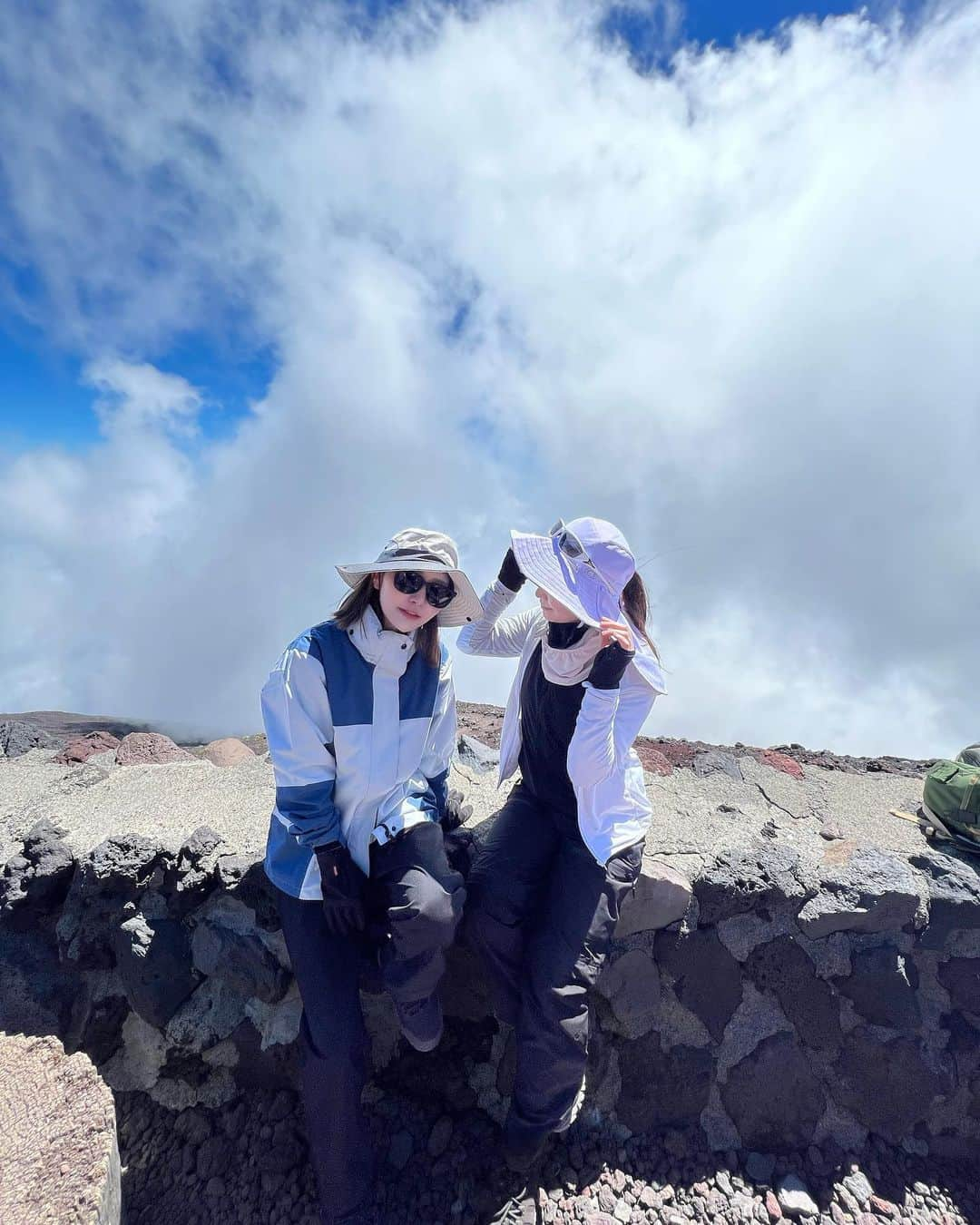 百永さりなのインスタグラム：「. 親友と一緒に登った富士山🗻  人生でこれ以上辛いことは ないだろうと思うほど辛かった。 途中で挫折しそうになったけど 隣に親友がいるから頑張れました😂  今まで楽しいこと大変なこと 色んなことを一緒に やってきたけど、今回の 富士山は本当に過酷だった。 ただ、その分一緒に頂上まで 登れて同じこの景色を見れて 本当にいい思い出になりました。 . 誘ってくれてありがとう♡ . ただ、学んだことは 富士山は1日で登るもんじゃない 山小屋で泊まってから絶対に 下山するべき🤦🏻‍♀️💭  私達は、1日で富士山に登って 下山したので本当にハードでした。 これから富士山を登る方は 絶対に仮眠なりしてから 富士山には挑戦するべきです😂 . #富士山 #登山 #頂上からの景色 #頂上 #最高でした」