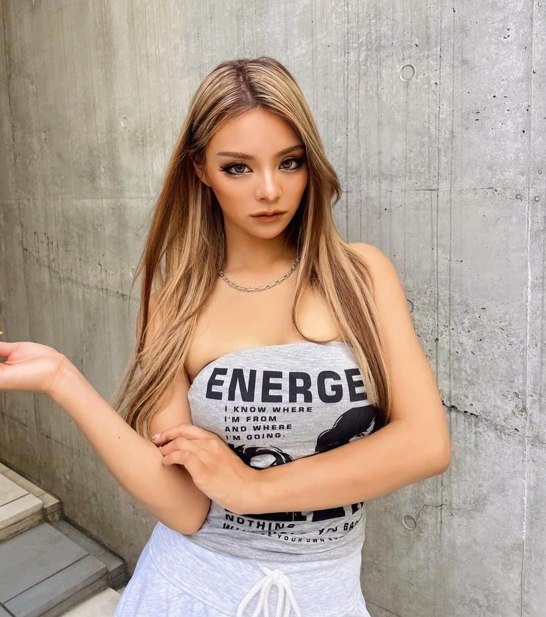 小田愛実（まぁみ）のインスタグラム：「髪色が変わったんだけど みんな気づいてくれたー？？🥺  ローライトたっぷりでクールな感じにしてもらったの！ ちょー可愛くない？どタイプ @mizuki_056 ほんと上手い😭🩷  つけまもいつもと違うやつにしたよん☠️☠️  #エクステ#カラー#イメチェン」