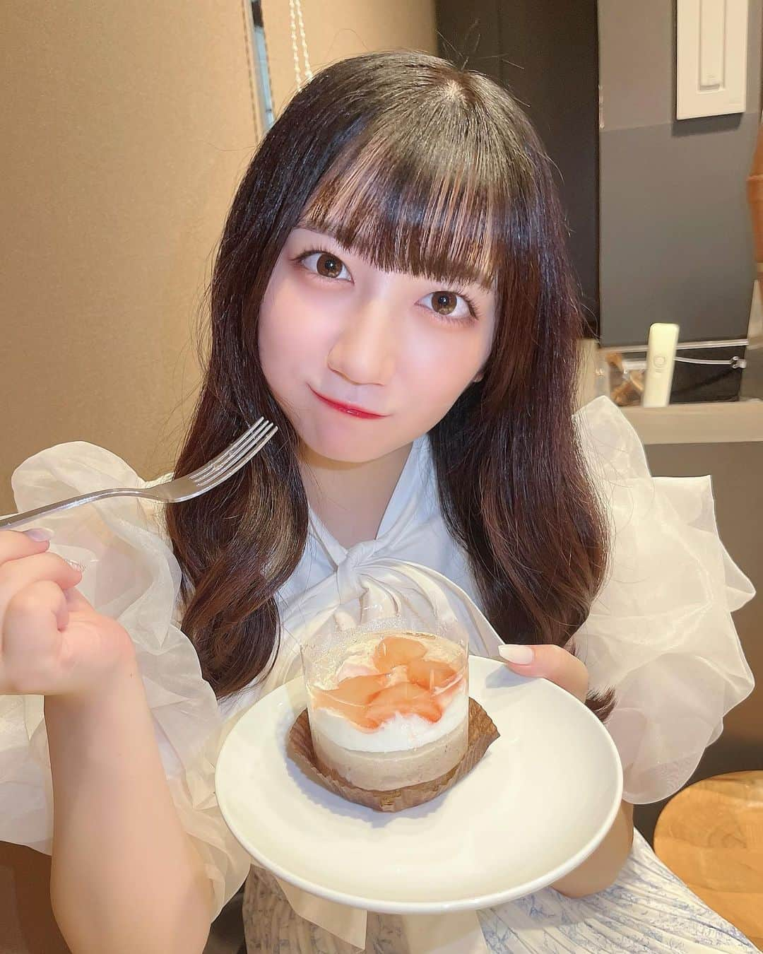 高橋希良のインスタグラム：「. 甘いものは別腹です🍑🤍」