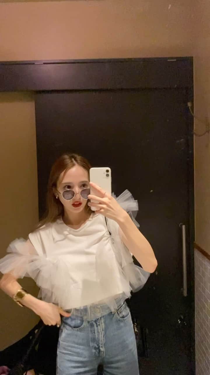 平木愛美のインスタグラム：「🤳selfie 👶🏼とともに展示会巡りな日の、母コーデ。  なかなか私服も撮るタイミングがなくって、、鏡でさらっと。 めちゃお気に入りのtops🪞  デニムもね、とっても形が綺麗で。もう長く愛用してる。 同じシルエットのまた欲しいくらい！！！」