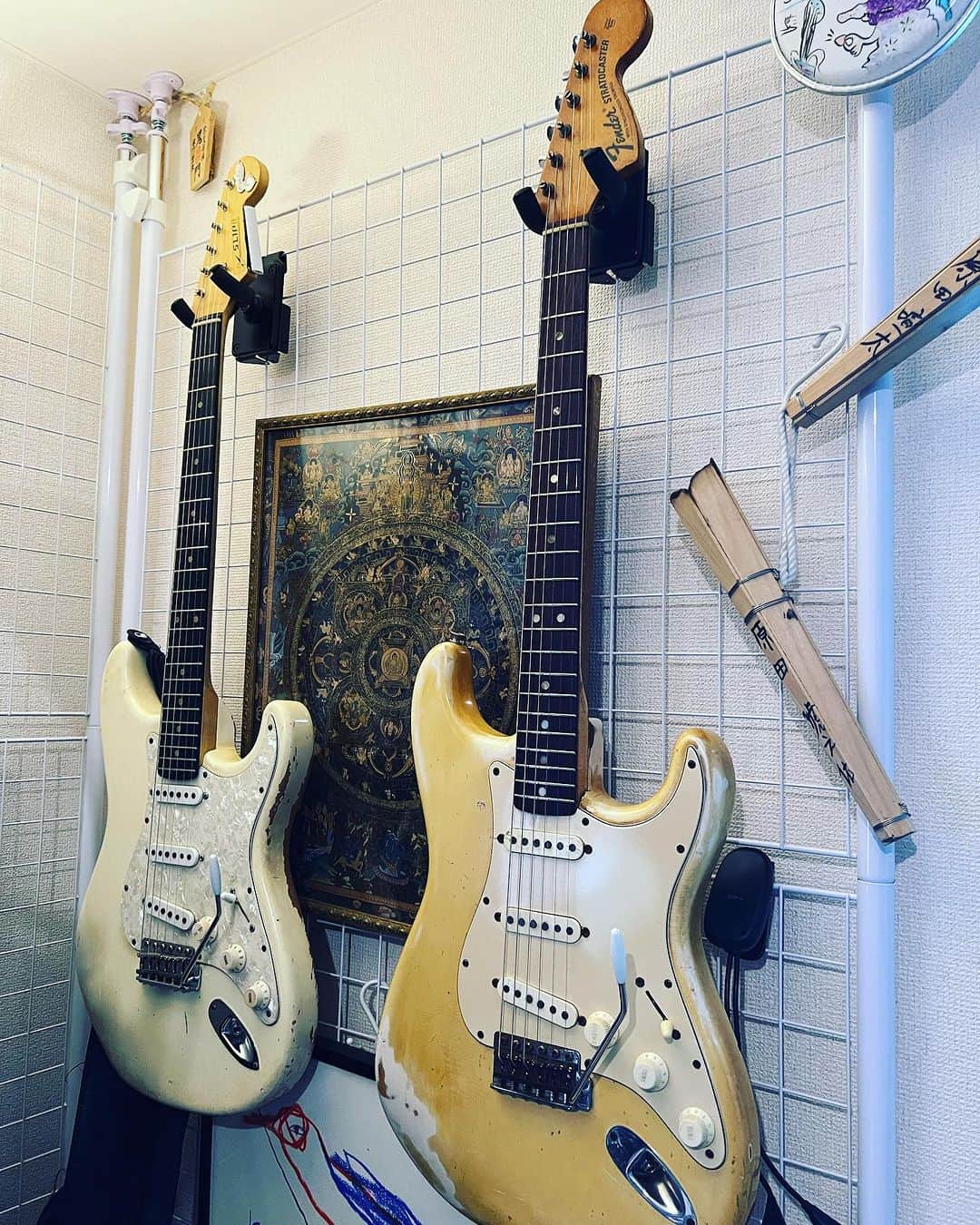原田喧太のインスタグラム：「我が家のStratocaster 奥 SLIP ! Kenta model 手前 Fender 69's Stratocaster カッコいい〜！ #slip  #fender  #stratocaster  #かっこいい」