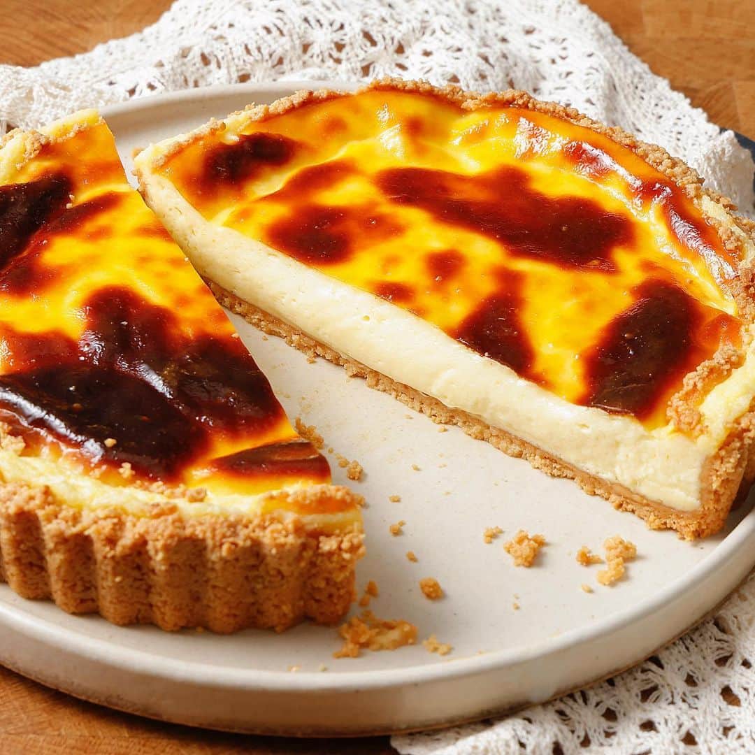 eguchikazuakiのインスタグラム：「【トロッとチーズタルト🧀】  めちゃくちゃ美味しい これは本当に最高のレシピだと思う  サクサクのタルトに カスタードベースとクリームチーズ、表面はしっかり焼き色をつける。 中がトロッとして本当に美味しい 生焼けではなく事前に火を入れるから安心、誰が作っても同じように出来ます  そんなレシピはこちら ↓↓ 18cm100均タルト型1台分 ◆チーズクリーム 卵黄 2個 グラニュー糖40g 薄力粉10g 牛乳200g クリームチーズ200g ◆土台 クッキー120g ホワイトチョコ70g 任意:表面に卵黄  小さく作ってもいいと思います 冷やしてから焼くのが最大のポイントです 詳しい作り方は本日公開しました動画をご覧ください！  ぜひ作ってみてくださいね👋🏻  #cheese #cheesecake #cheesetart #tarte #cheeselover #cheeserecipes #pastryrecipe #youtuberecipe #easyrecipe #chefrecipes #cookie #homemade #homecooking #homerecipe」