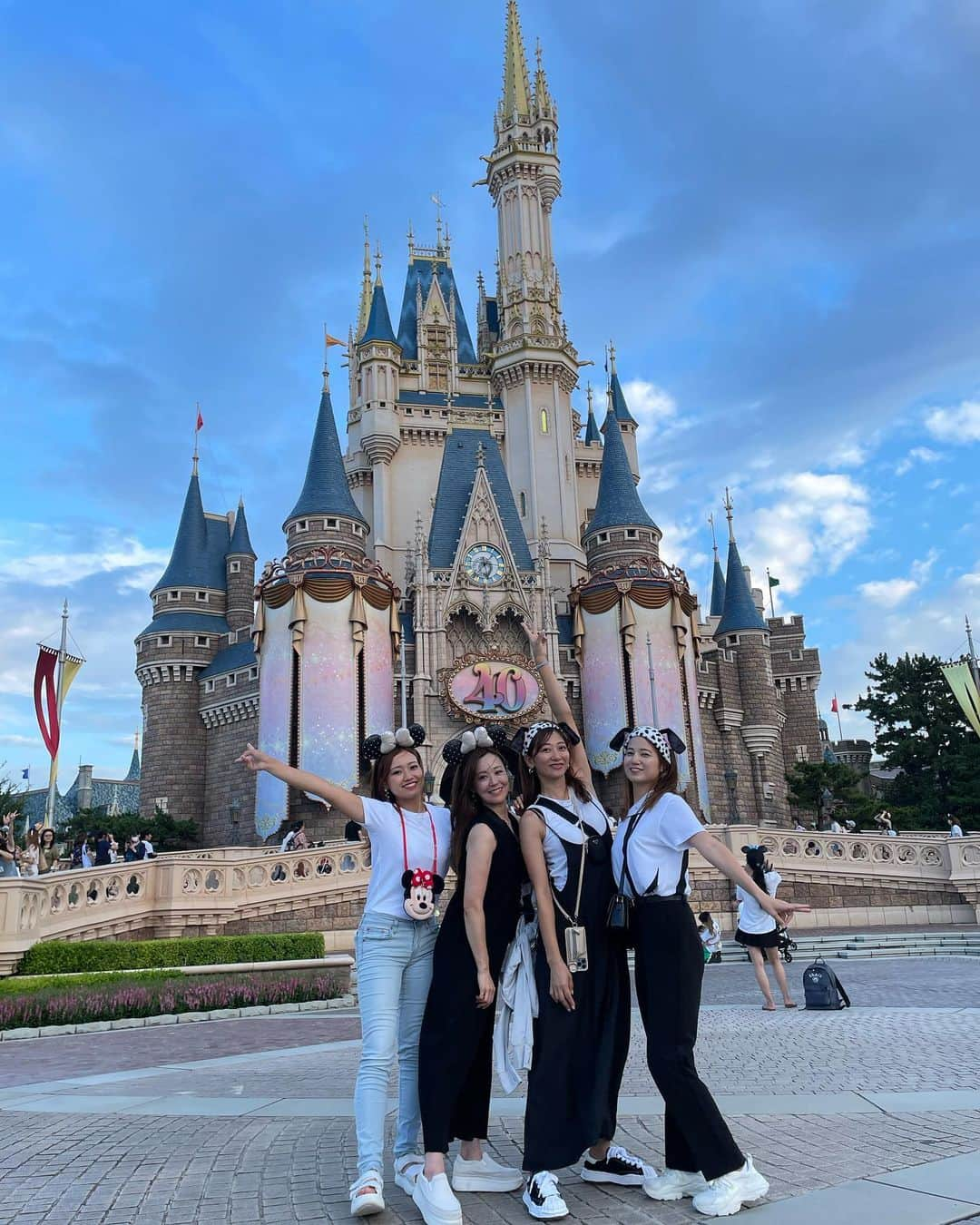 SARAKIMISAKIのインスタグラム：「夢の国ー🐭🏰🩷🩵 なんと約15年ぶり！笑  並ぶのと混むのが苦手な私は なかなか行こうとも思いませんでしたが。笑  やっぱりディズニーってすごいんだって感動した🏰✨ その周辺に着いたら、もう全てがディズニーの世界観で 私はそれに感動🥹  みんなといると待ち時間もただのおしゃべりタイム。 あっという間に乗り物でした🤣  夏の思い出🌻  美女と野獣のお城に入って 大興奮のなみちゃんと便乗して撮ってるあさこ。 耳がもはや一体化しているなみちゃん。 バケハ被ったら幼稚園生のみなみも載せておきます😆🩵  あー、楽しかった✨ また色んなところ行こうね🌻  . . . . #ディズニー #ディズニーランド #ディズニーコーデ #夏休み #ゴルフ女子 #夢の国 #🐭🏰」