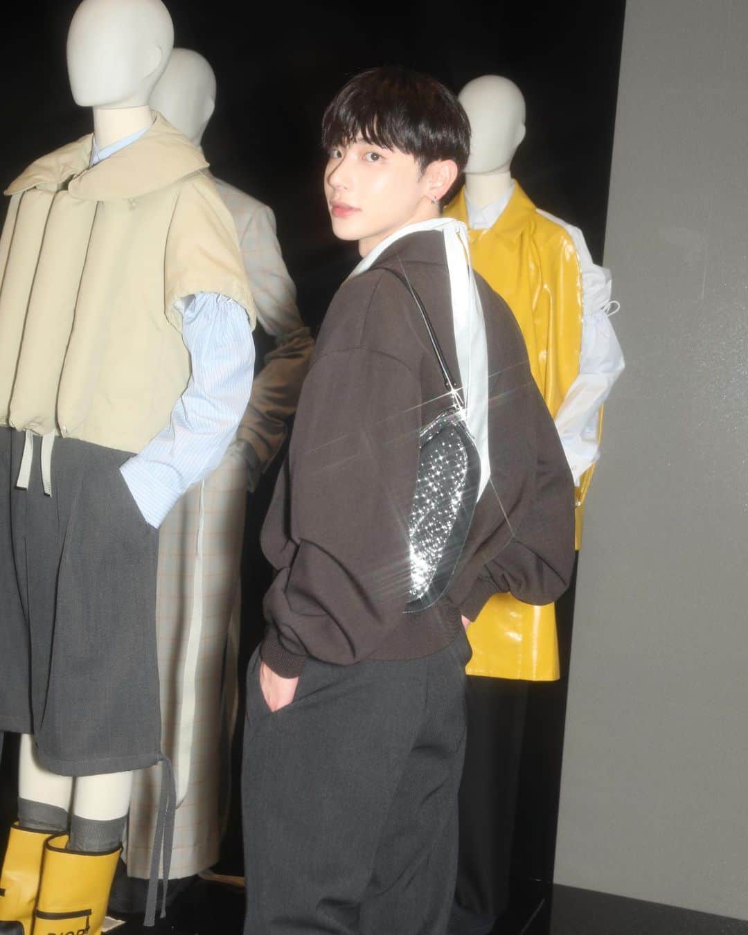 よしあきのインスタグラム：「Dior Men Winter 2023-2024 #DiorWinter23   ロンドンやパリの大河、そしてサンローランからインスピレーションを受けたとても特別で素敵なコレクションでした。」